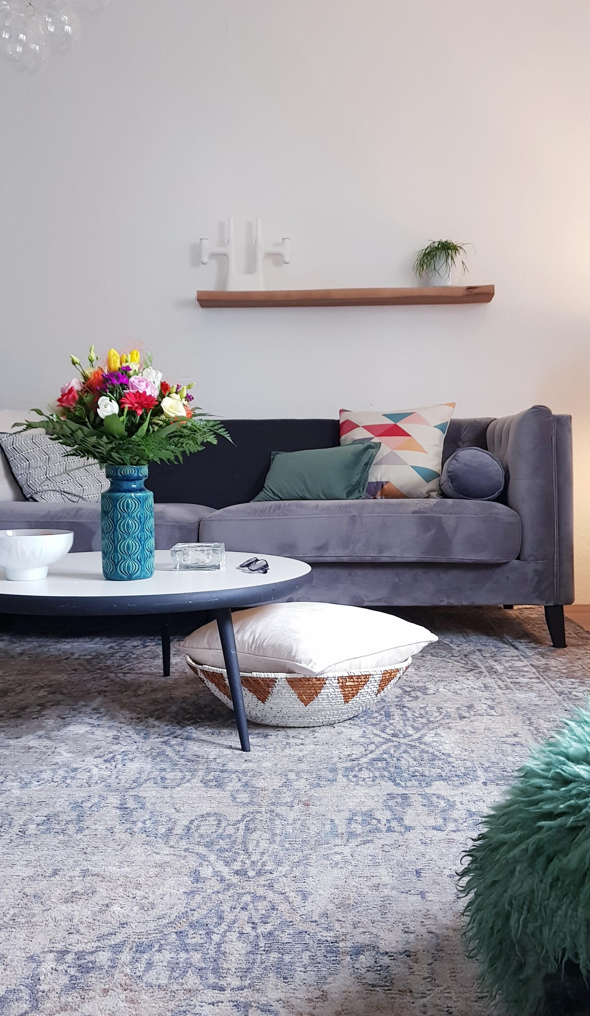 So schön bunt
#Blumenstrauß#wohnzimmer#sofa#vintage#Farbenfroh 