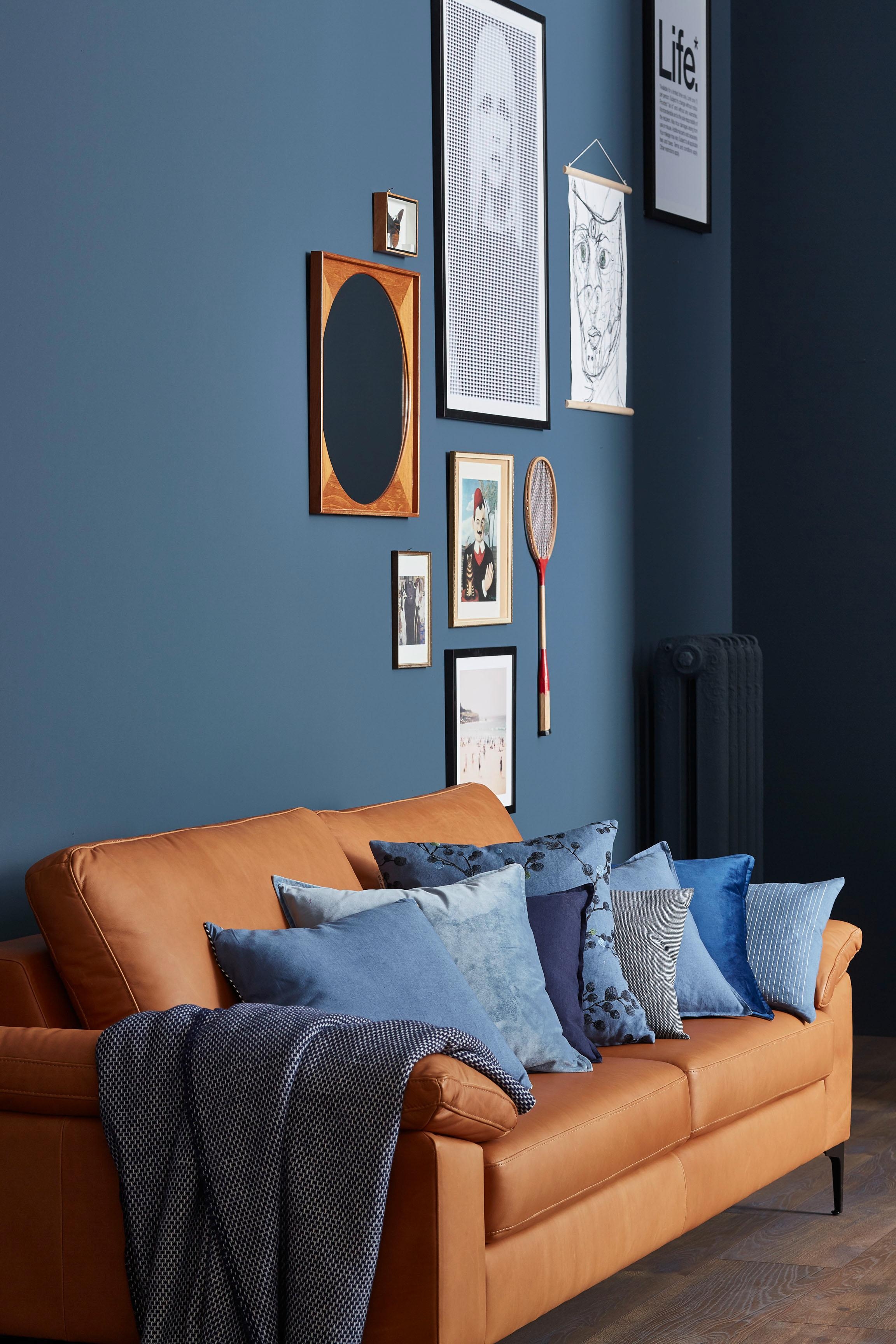 So schön harmonieren Cognac und die Farbe Blueberry! #schoenerwohnenkollektion #sofa #wohnzimmer #einrichten #blau