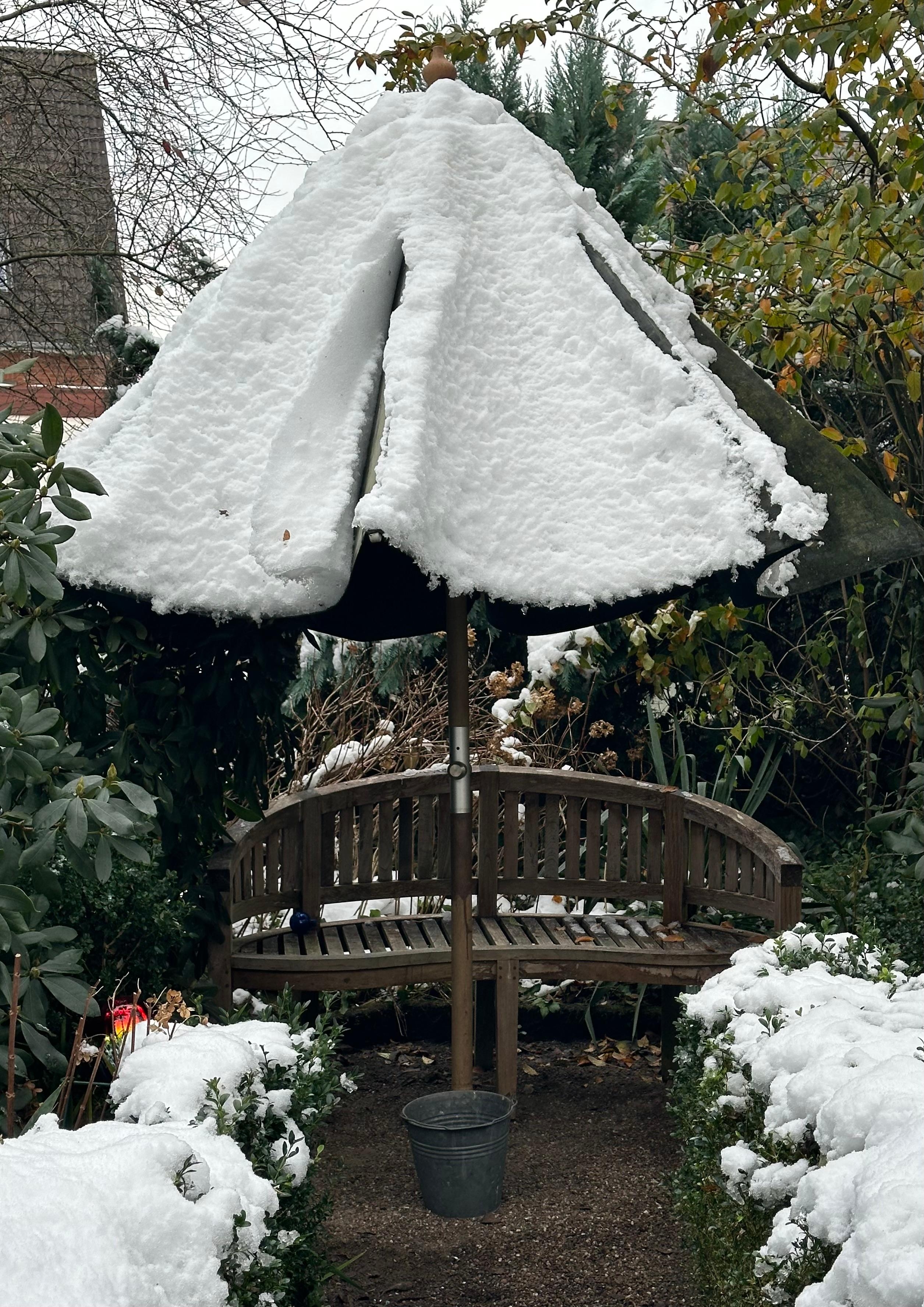 So sieht es aus wenn Man(n) den alten Sonnenschirm nicht reinholt 😩
#Winter #Schnee #Garten