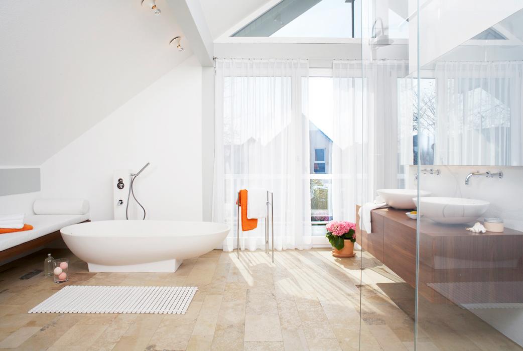 so viel Platz möchte man haben #badewanne #dusche #steinfliesen #freistehendebadewanne #handtuchhalter #waschbeckenunterbau ©©www.olaftiedje.de