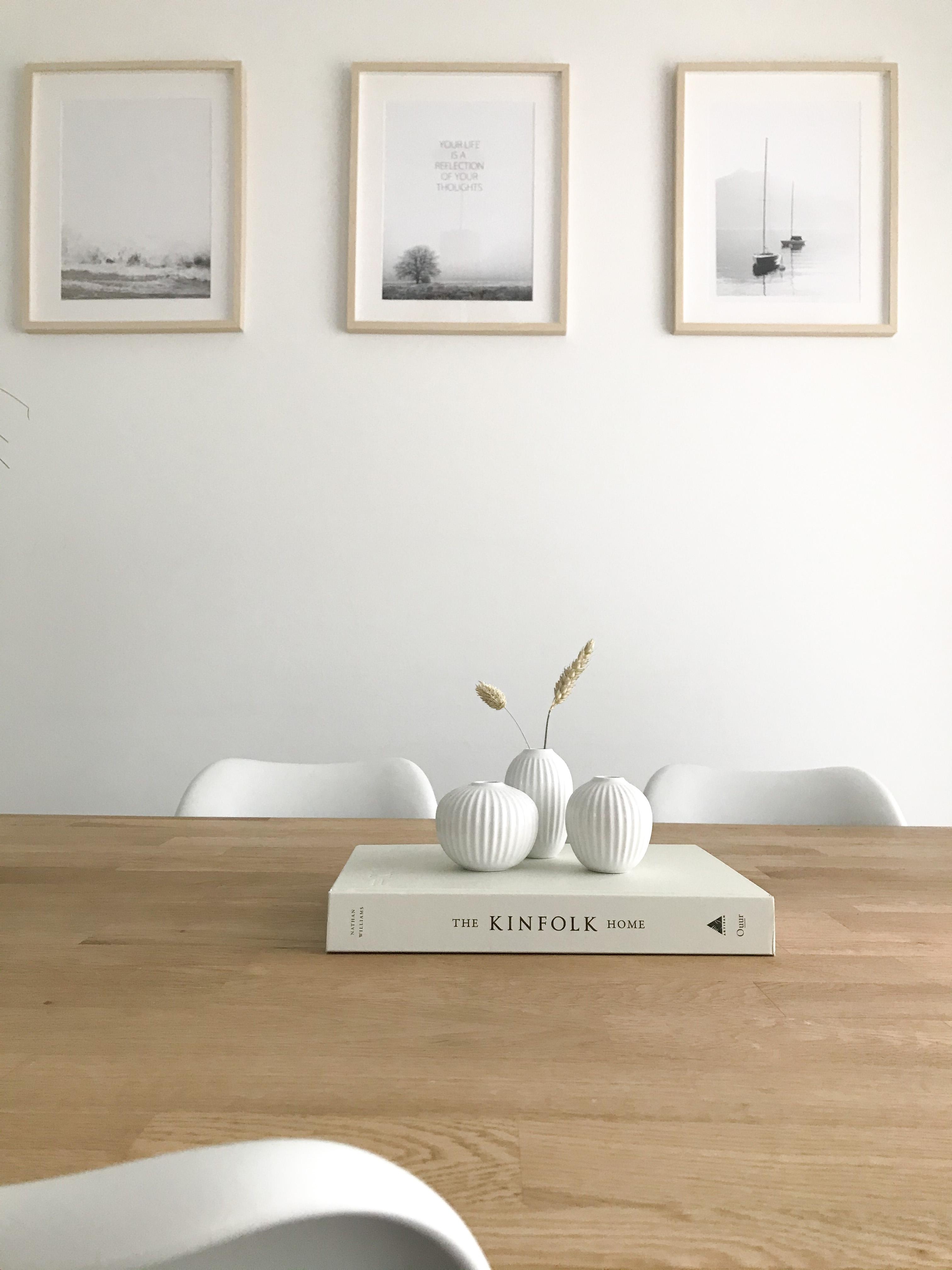 So wie ich es am liebsten mag, schlicht und dezent! 
#minimalism #wohnzimmer #dezent #skandinavisch #vasenmittwoch 