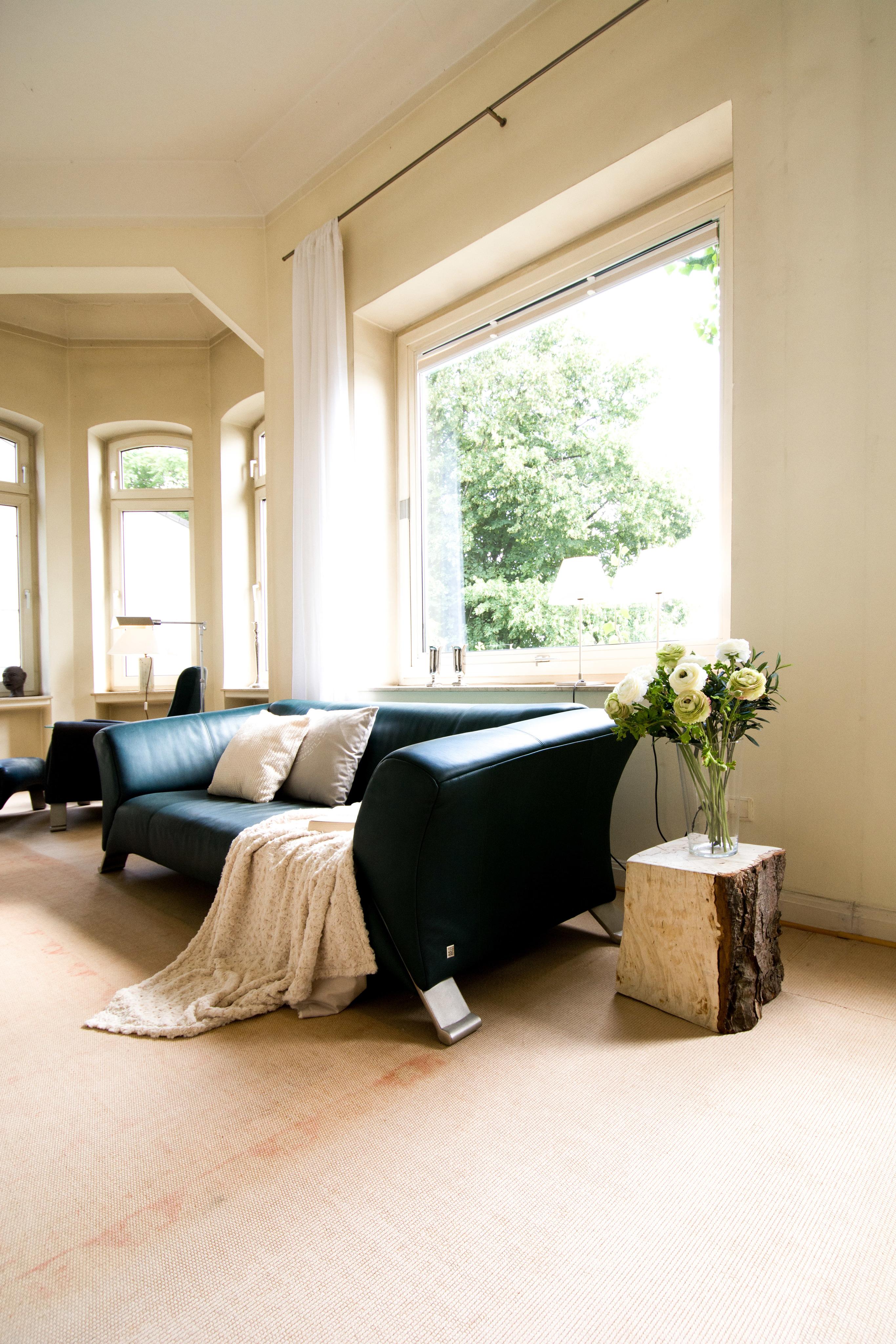 Sofa #beistelltisch #teppich #sofakissen #sofa #blauessofa ©Luna Home Staging