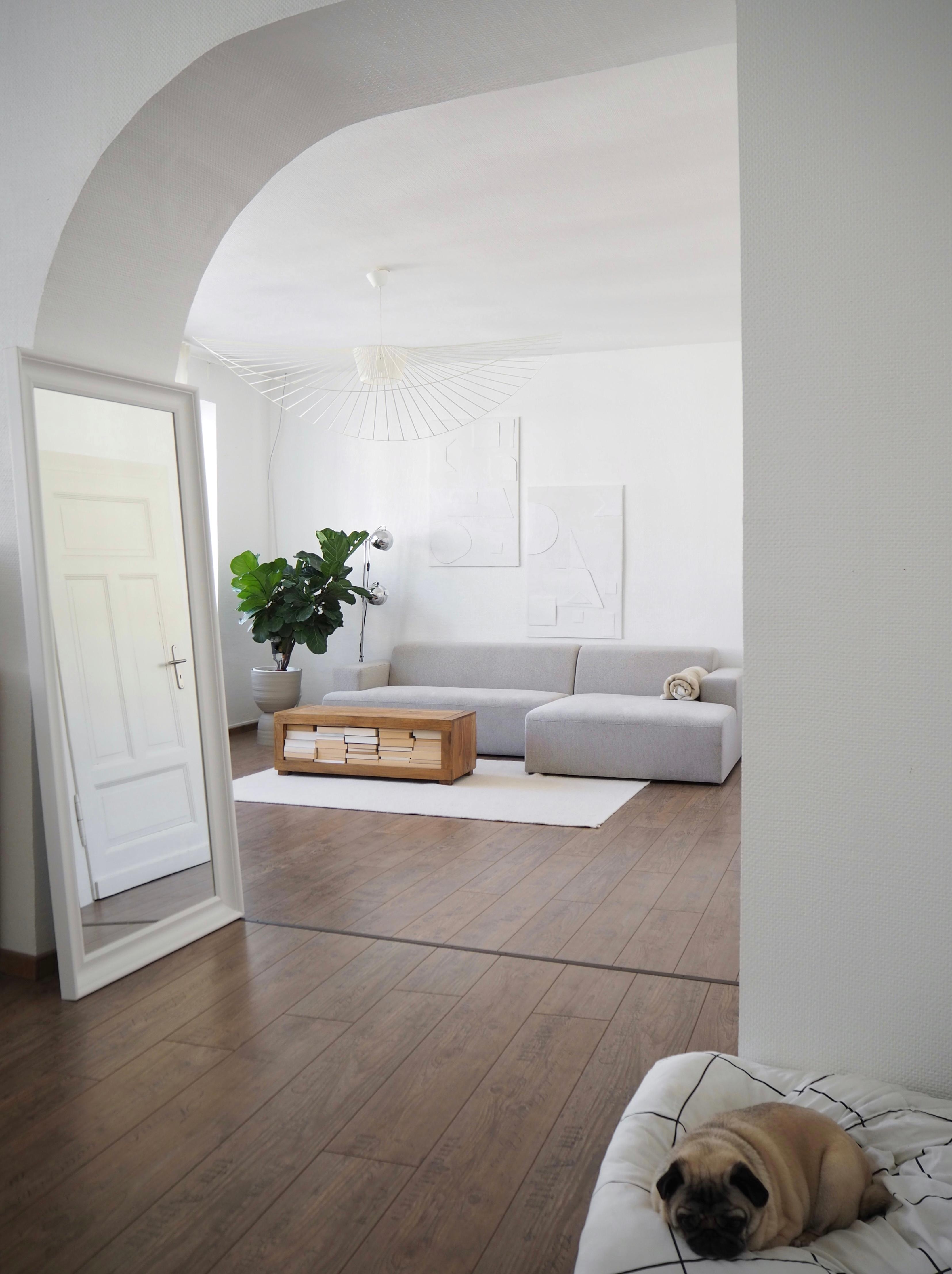 #sofa #bysidde #rundbogen #wohnzimmer #altbauliebe #minimalismus #couchtisch #couch #teppich #pflanze #diybild #deko