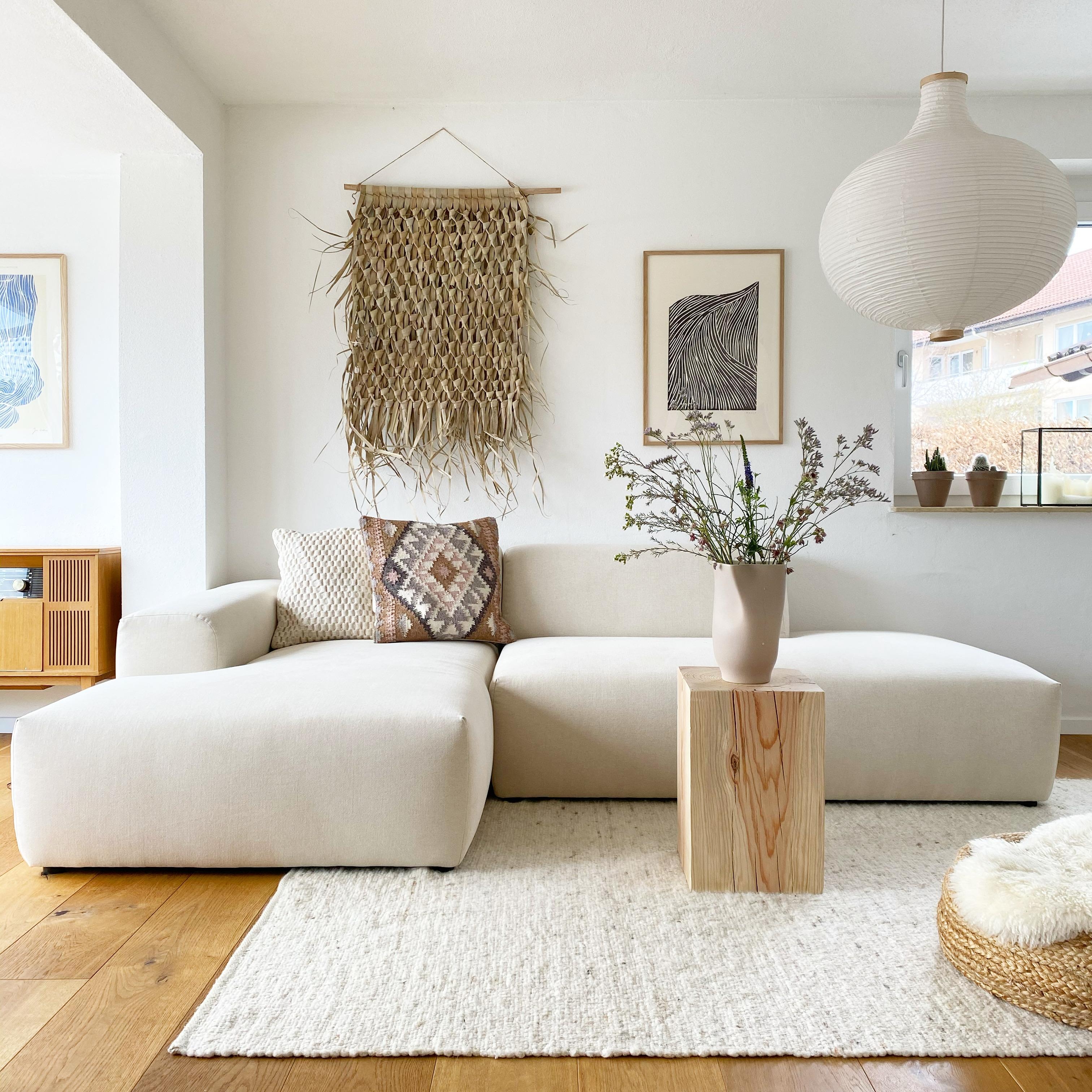 #sofa #couch #neuessofa #beige #natürlich #beistelltisch #holz #vase #wohnzimmer #wandbehang #hängelampe #teppich
