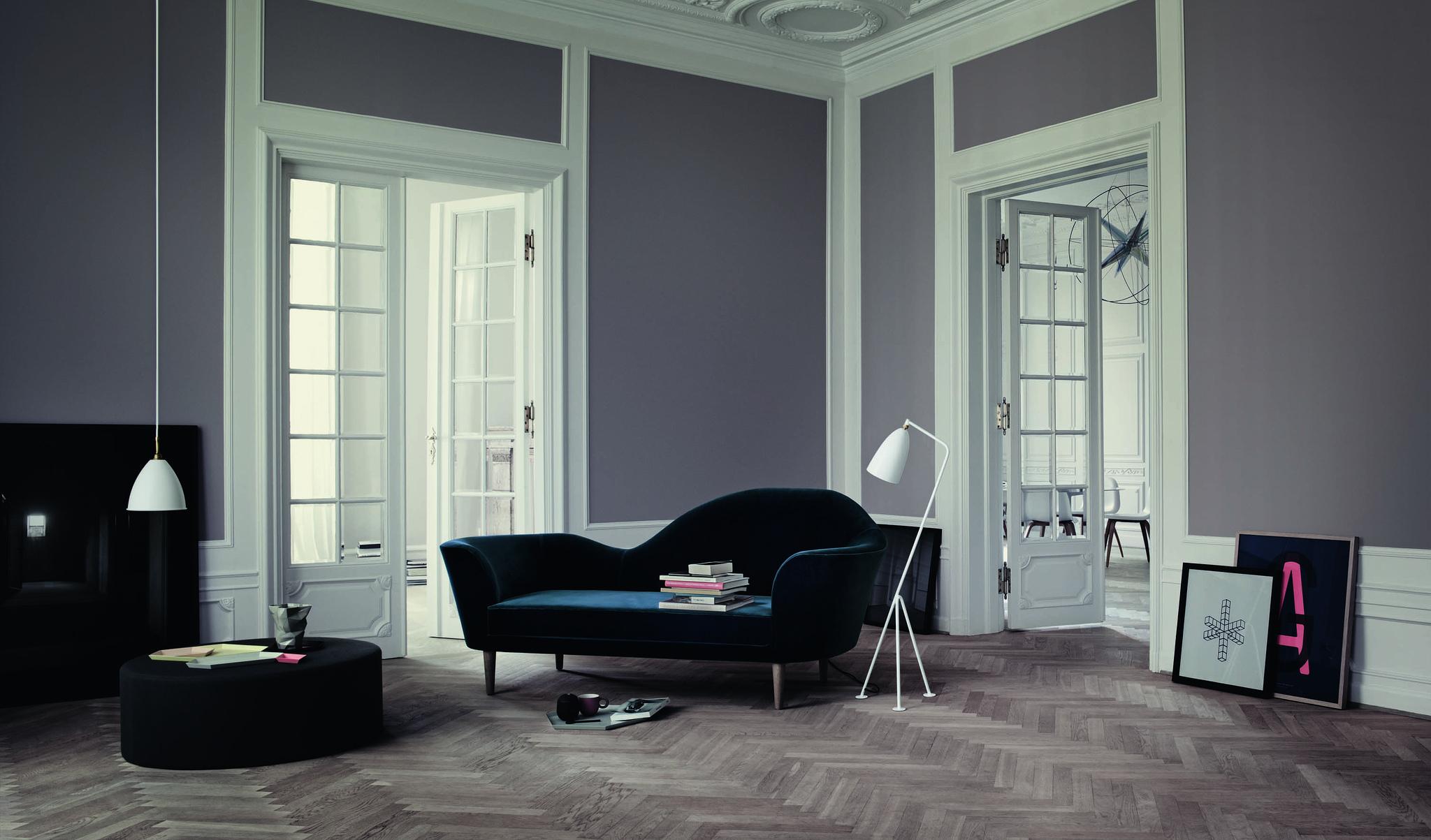 Sofa "Grand Piano" im modernen Wohnzimmer #blauessofa ©Gubi
