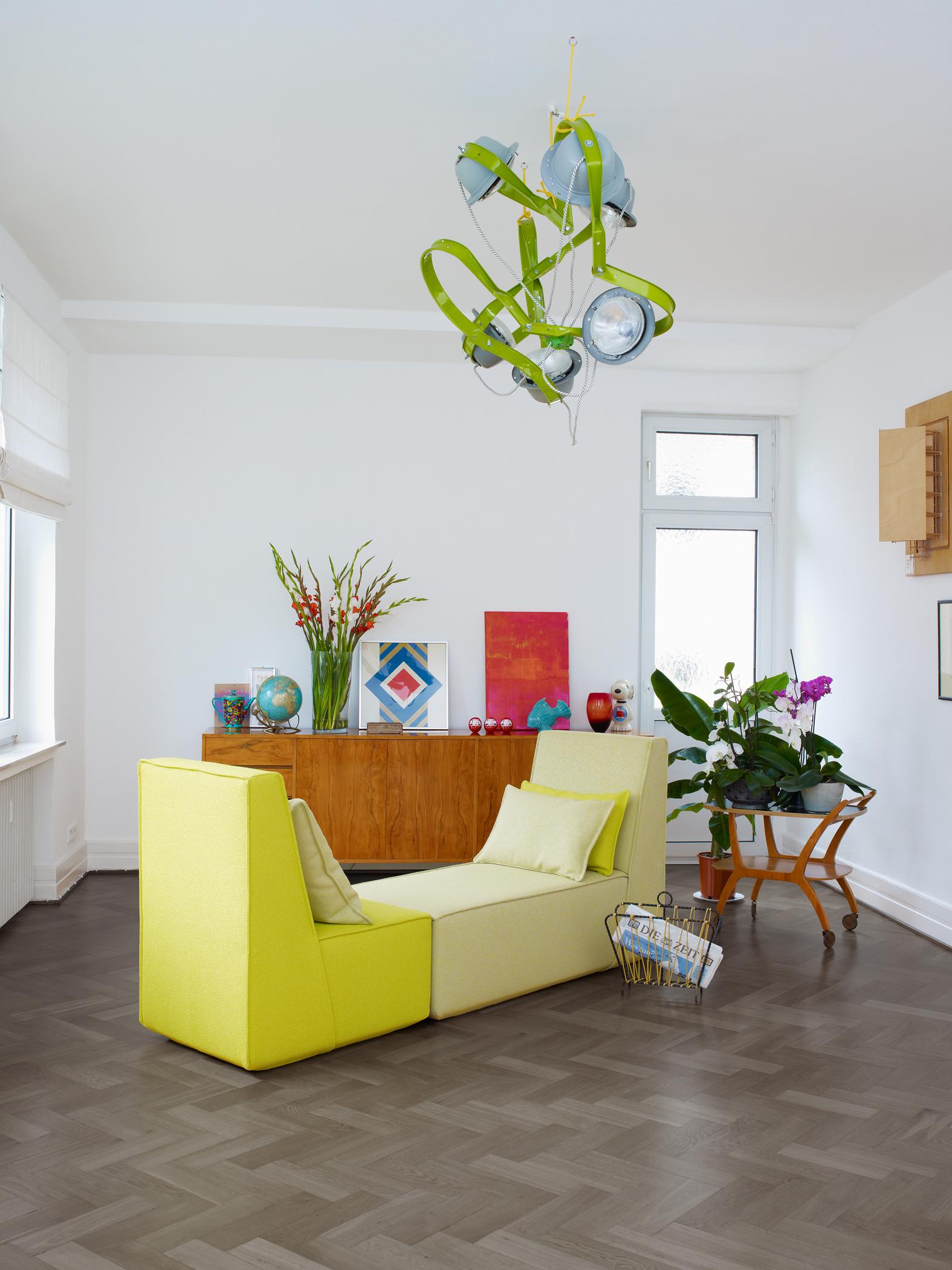 Sofa in der Mitte des Raumes #gelbessofa #zimmergestaltung ©Cubit