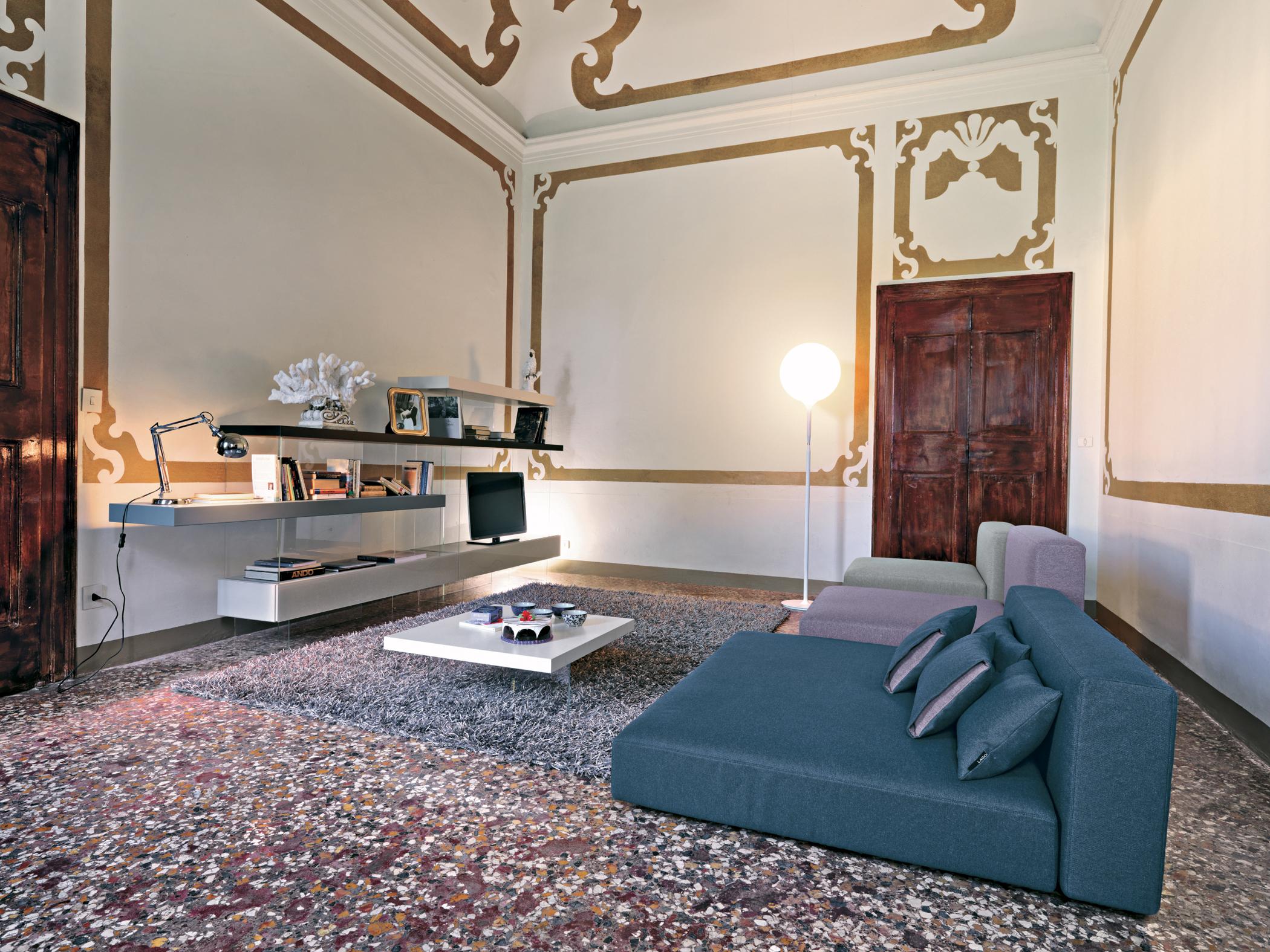 Sofa-Liegewiese #couchtisch #wandregal #regalsystem #wandgestaltung #liegewiese ©Lago