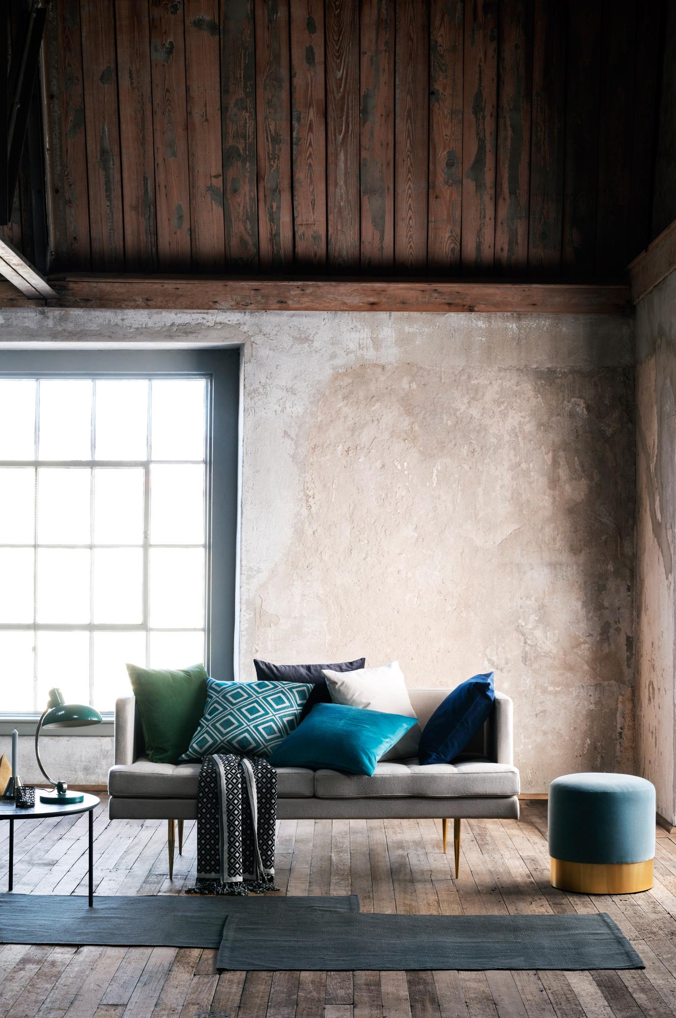 Sofa mal anders #beistelltisch #teppich #wohnzimmer #tagesdecke #sofa #zimmergestaltung ©H&M Home