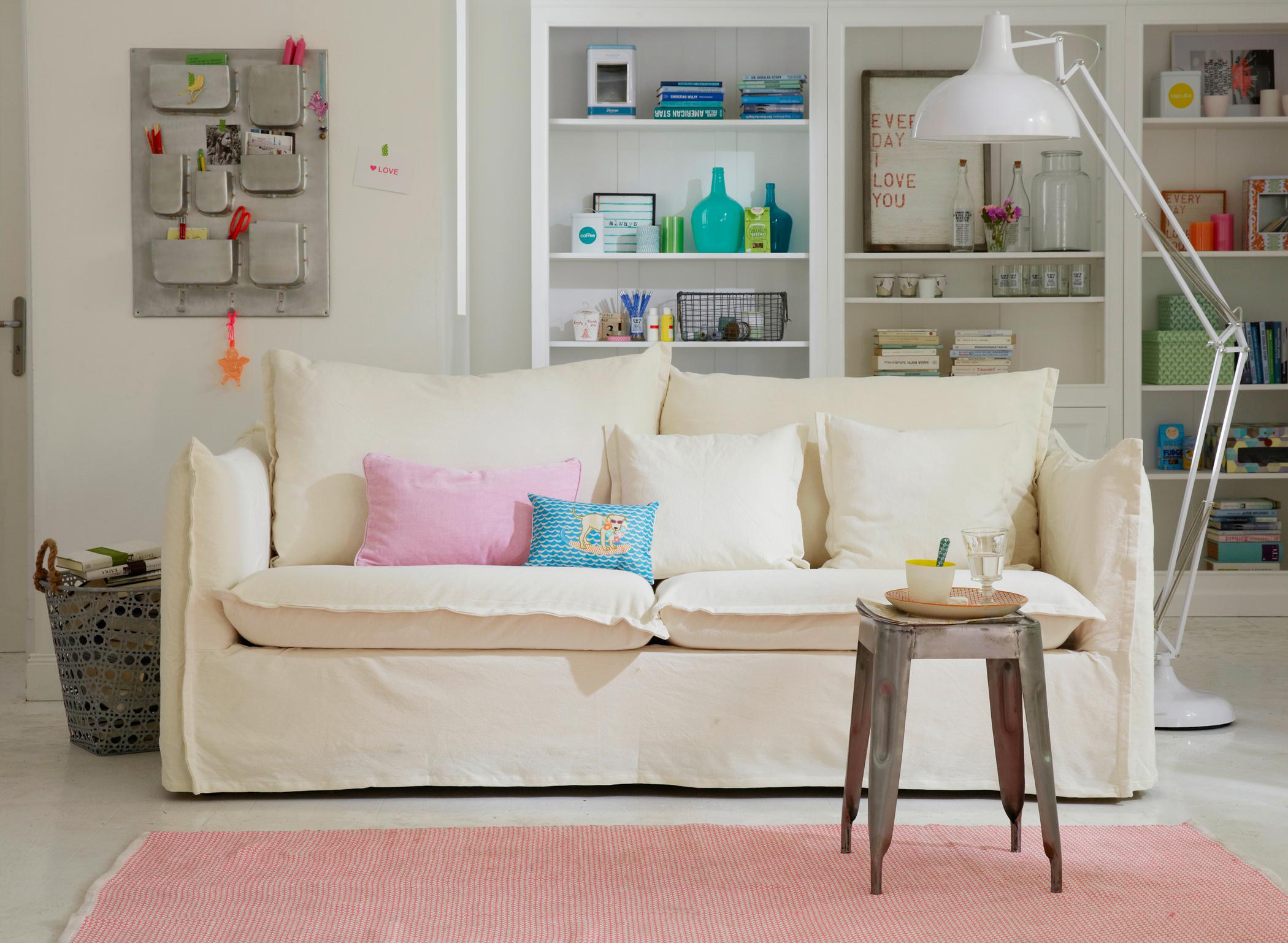 Sofa mit cremefarbener Husse #beistelltisch #stehlampe #sofa ©car Selbstbaumöbel