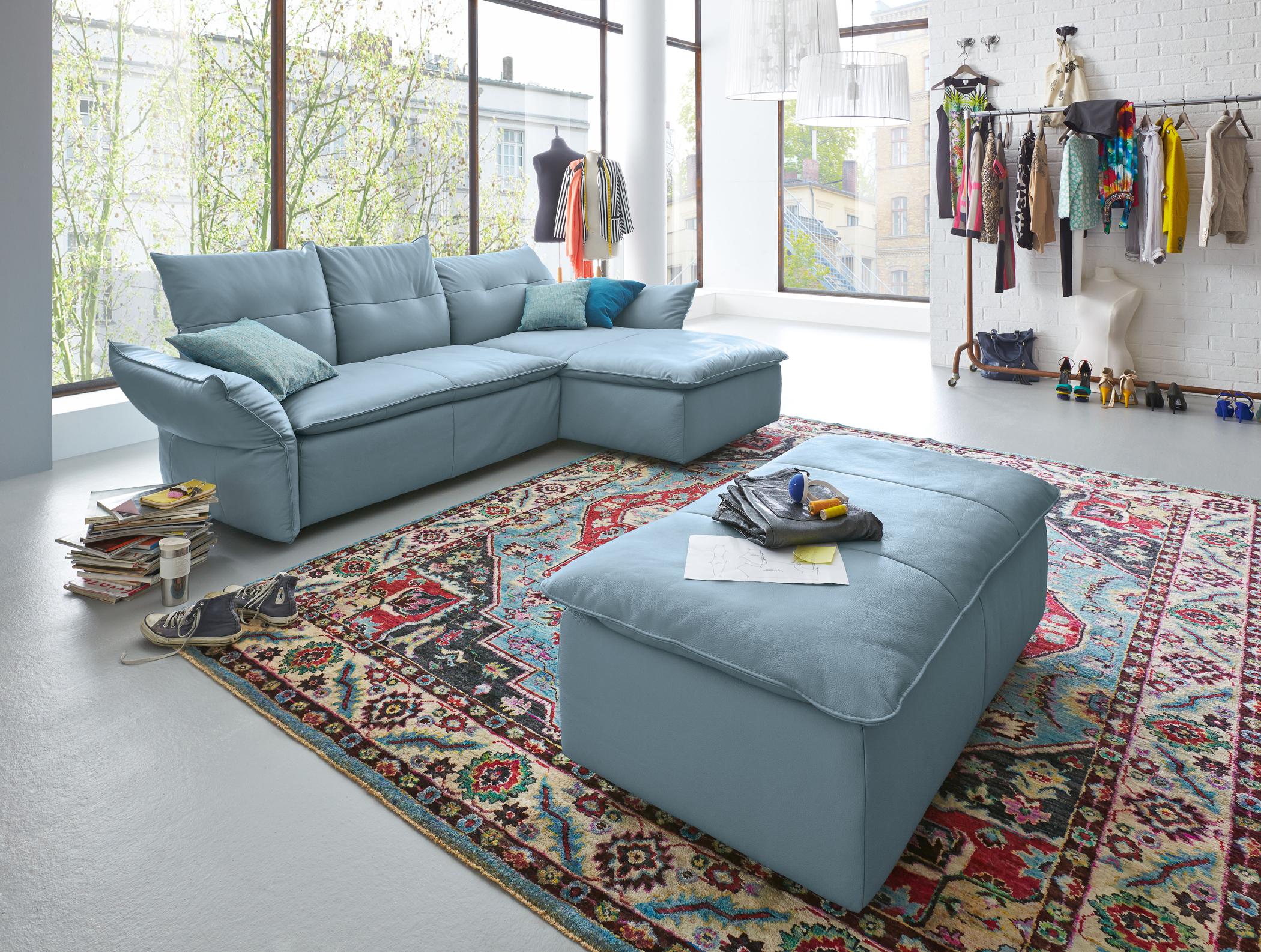 Sofa mit Hocker in Hellblau #fensterfront #hocker #sofa #blauessofa #hausgestaltung ©Musterring