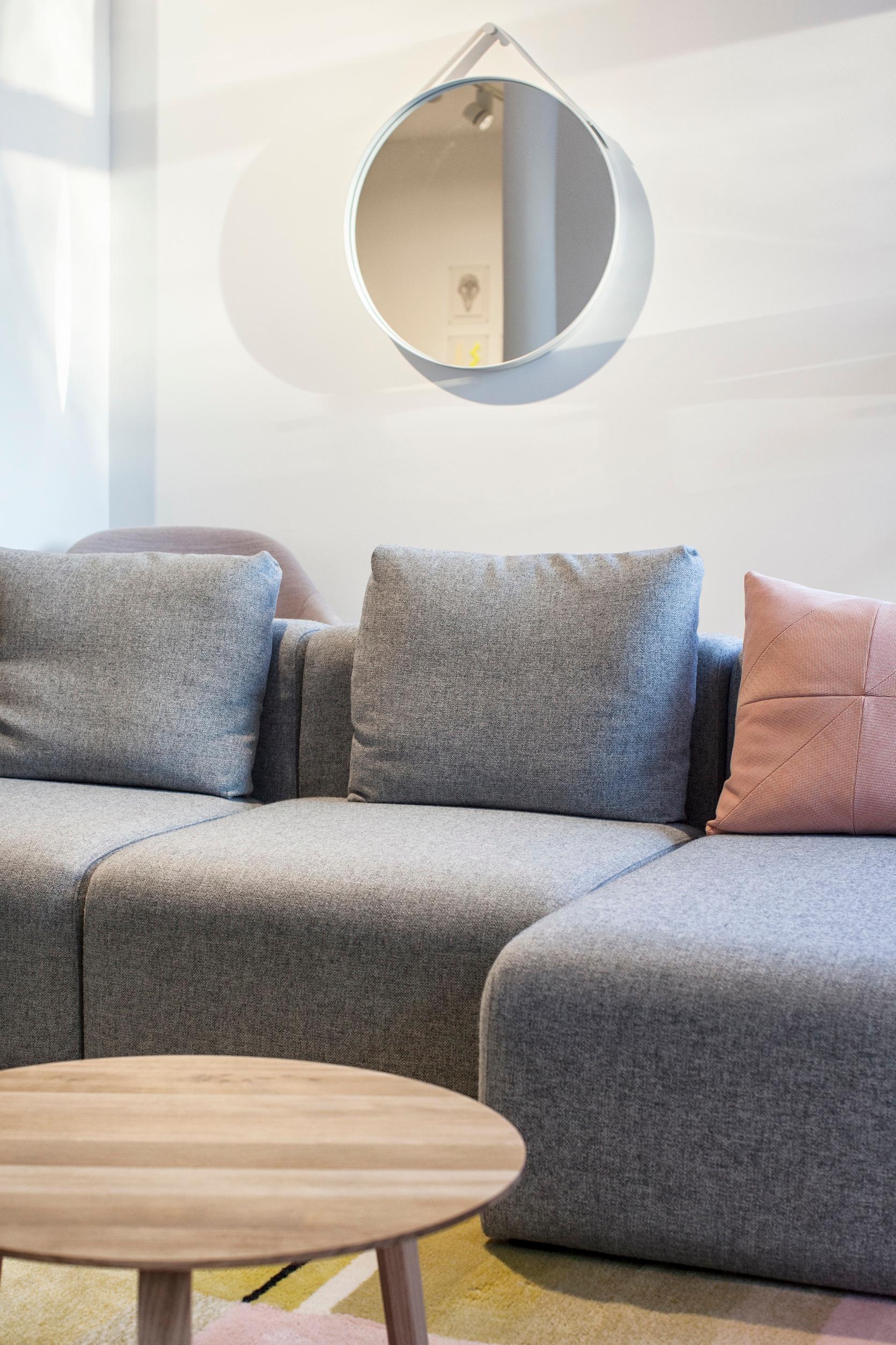 Sofa mit Spiegel #beistelltisch #spiegel #ecksofa #wandspiegel #sofa #grauessofa ©POPO GmbH