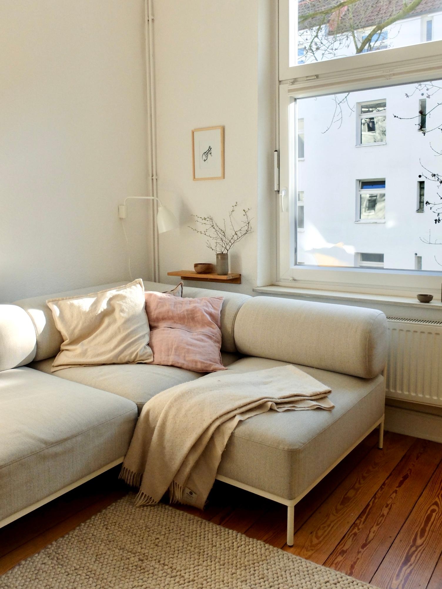 #sofa #noahliving #sonne #hygge #wohnzimmer #altbau 