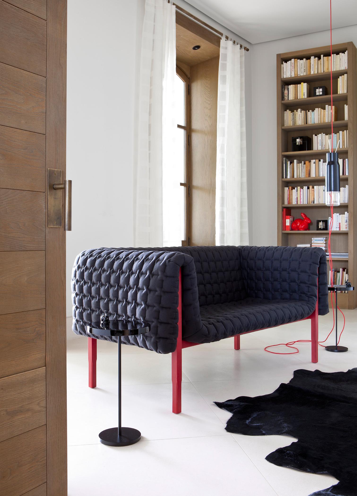 Sofa "Ruché" in Schwarz-rot #beistelltisch #sofa #futuristisch #designersofa ©Ligne Roset