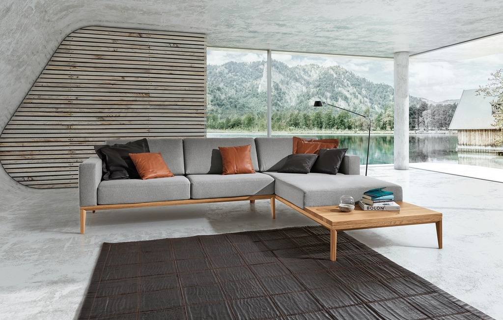 ecksofa wandgestaltung wohnzimmergestaltung graue holzsofa sofakissen panoramafenster teppich couchstyle wandfarbe
