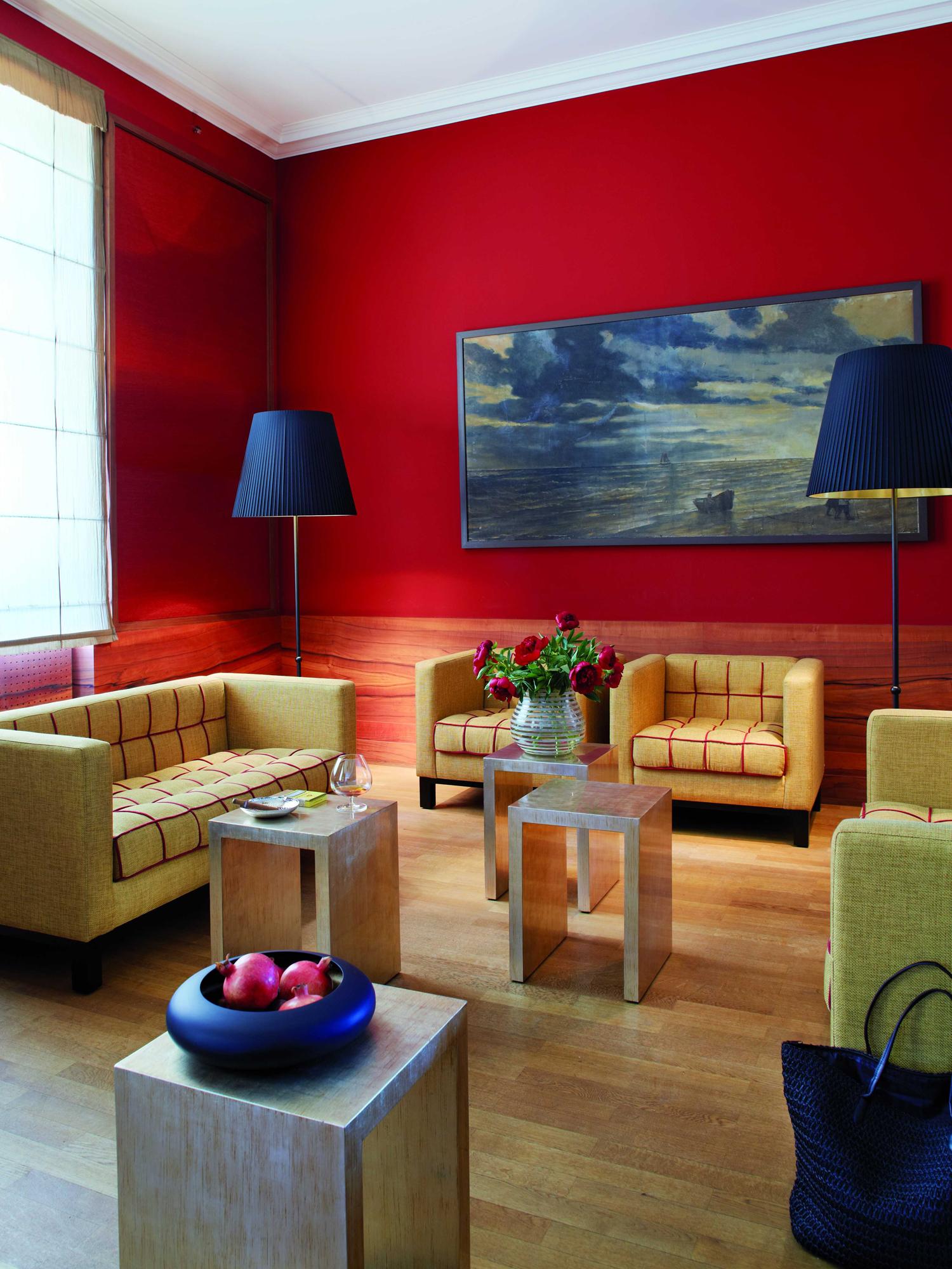 Sofa und Sessel mit Quadratsteppungen #sessel #sofa #rotewandgestaltung ©Lambert