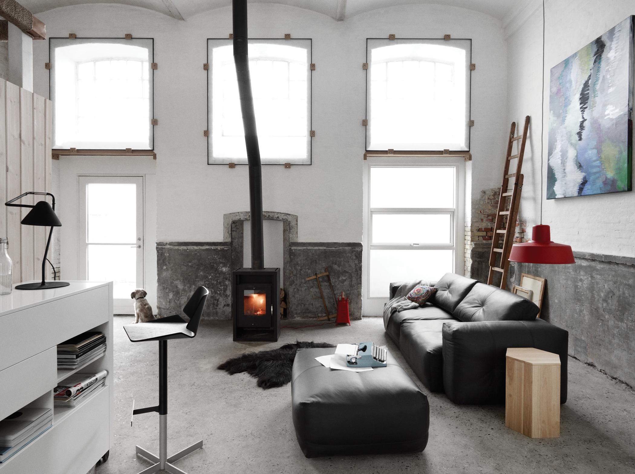 Sofa und Sitzhocker aus schwarzem Leder #barhocker #ledersofa #loft #industriedesign #boconcept ©BoConcept