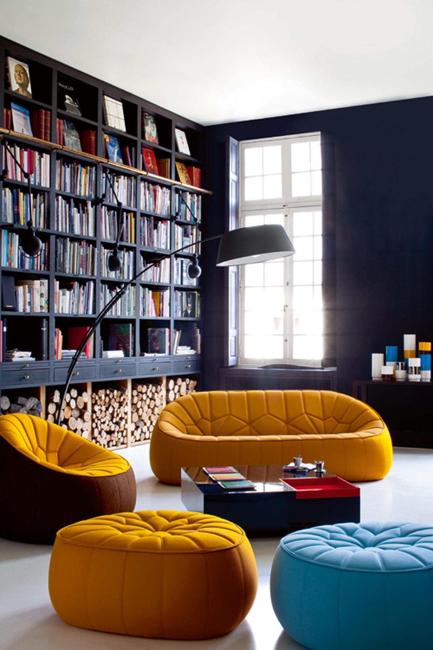 Sofa und Sitzpoufs in Gelb und Blau #couchtisch #sofa #gelbessofa #relaxsessel ©Ligne Roset