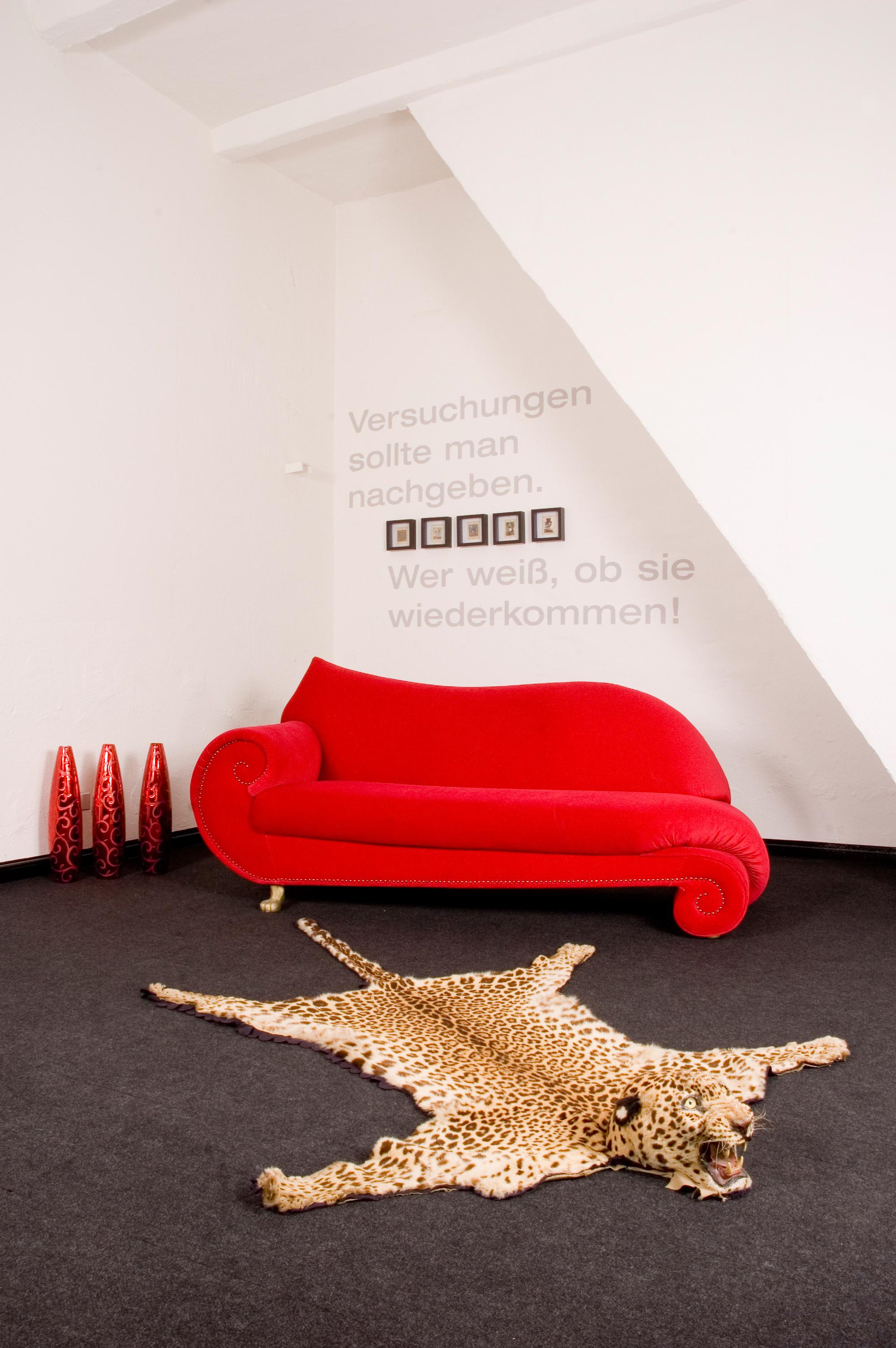 Sofa #vase #wandgestaltung #sofa #wanddeko #rotessofa ©Luna Homestaging