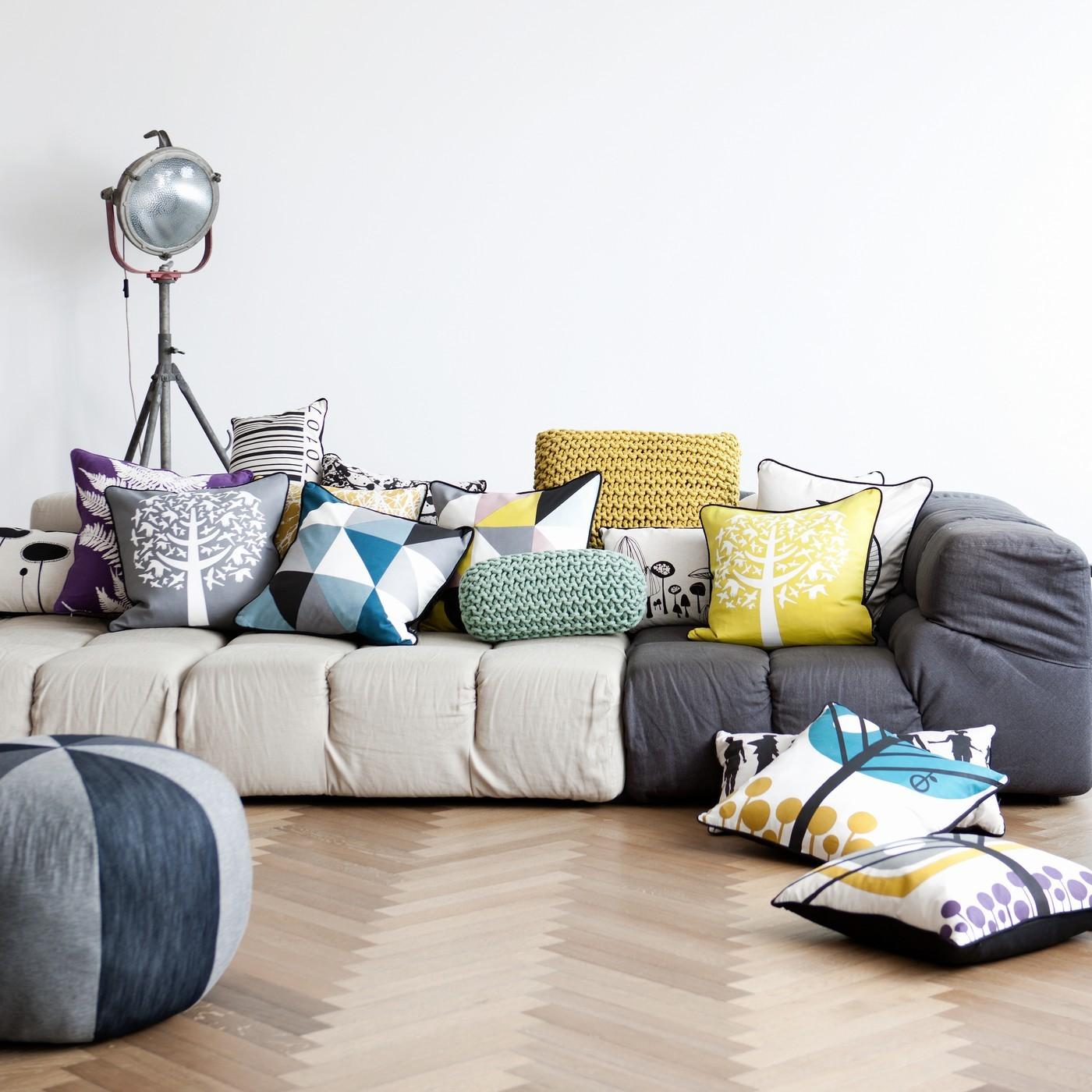 Sofa verschieden bezogen in Grau und Beige #kissen #sofa #grauessofa ©ferm Living