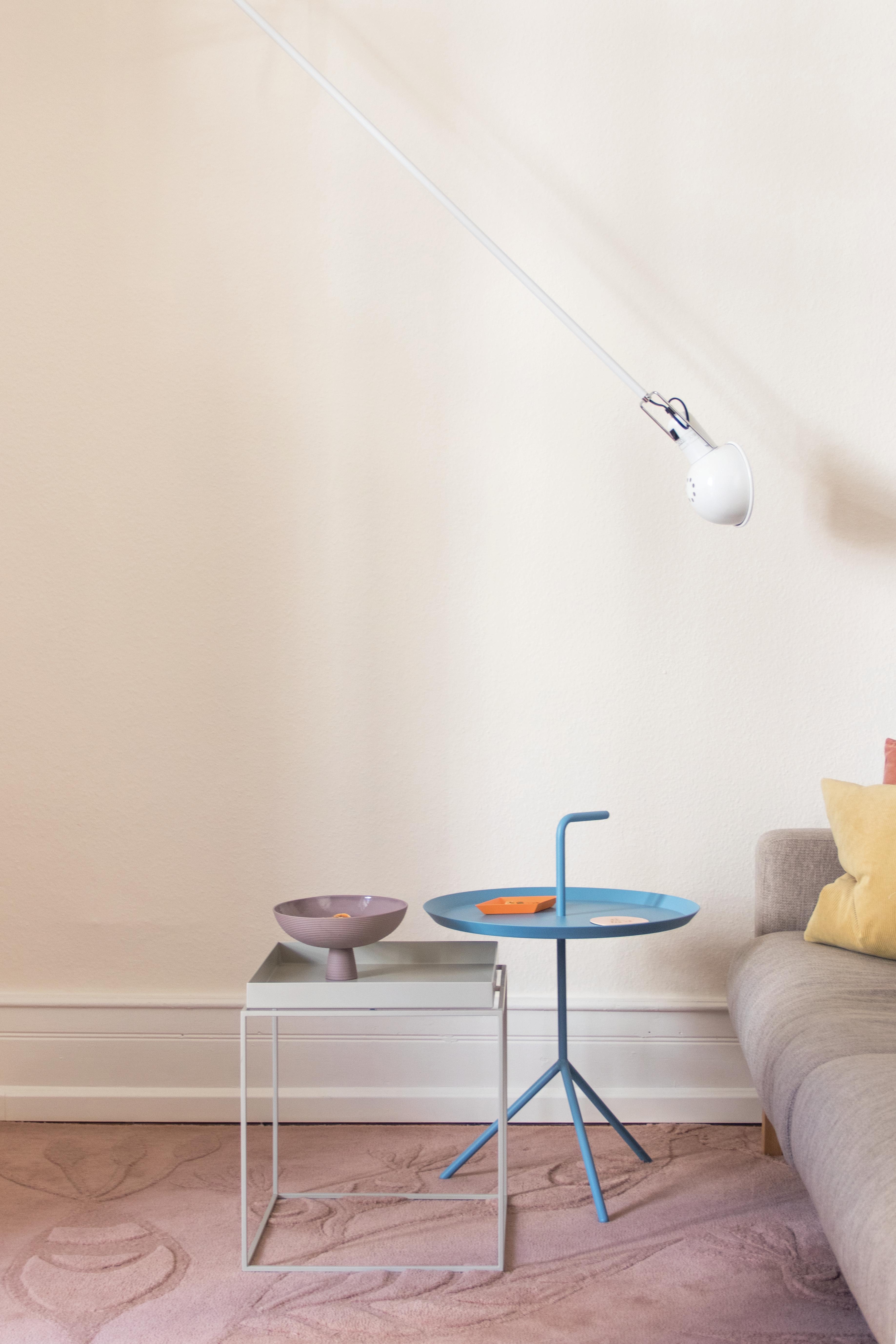 #sofa #wohnzimmer #rosa #farbenfroh #pastell #coffeetable #tisch #teppich #wandleuchte #altbau #wandfarbe