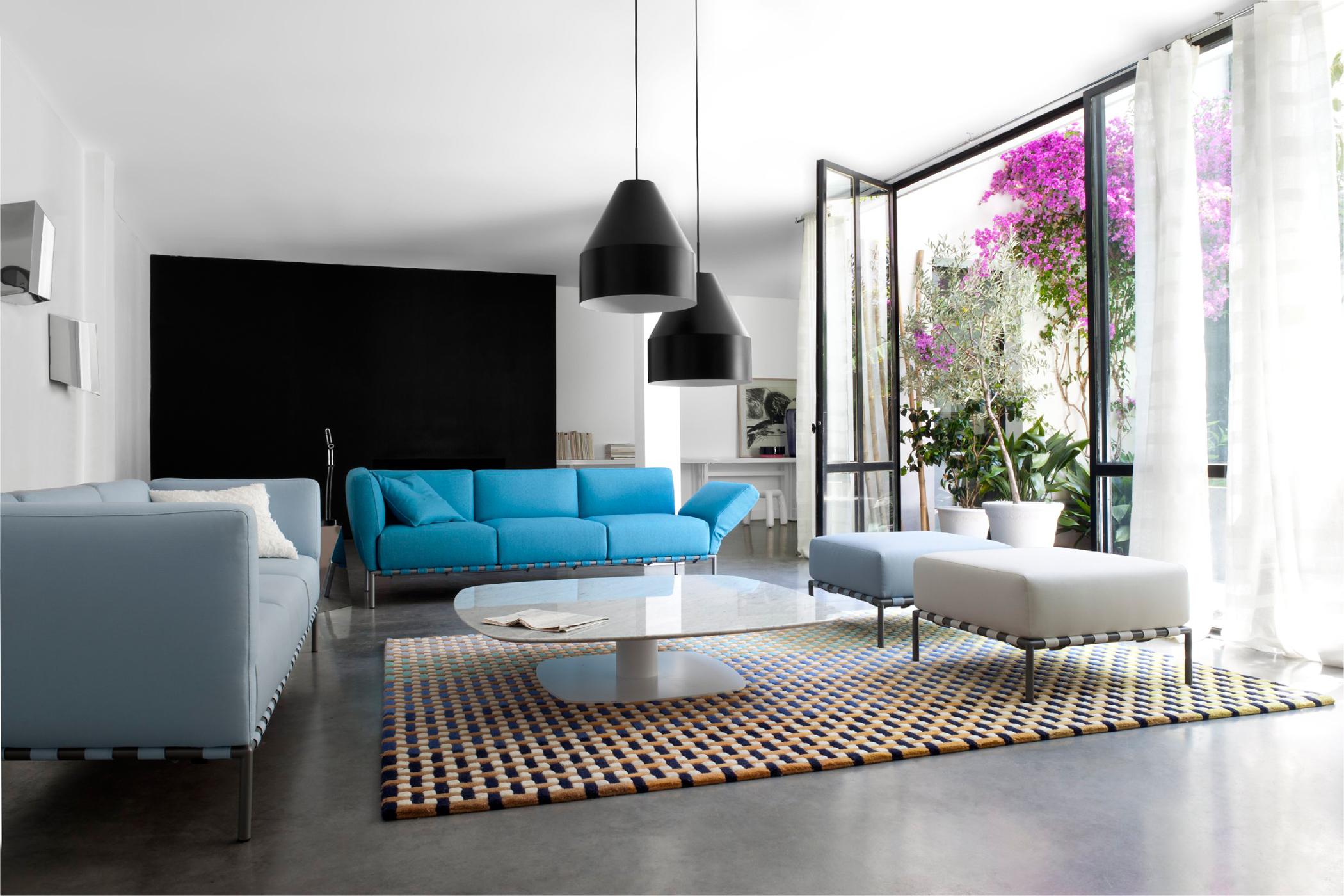 Sofas in verschiedenen Blautönen #couchtisch #sofa #blauessofa #hängeleuchte #schwarzehängeleuchte ©Ligne Roset