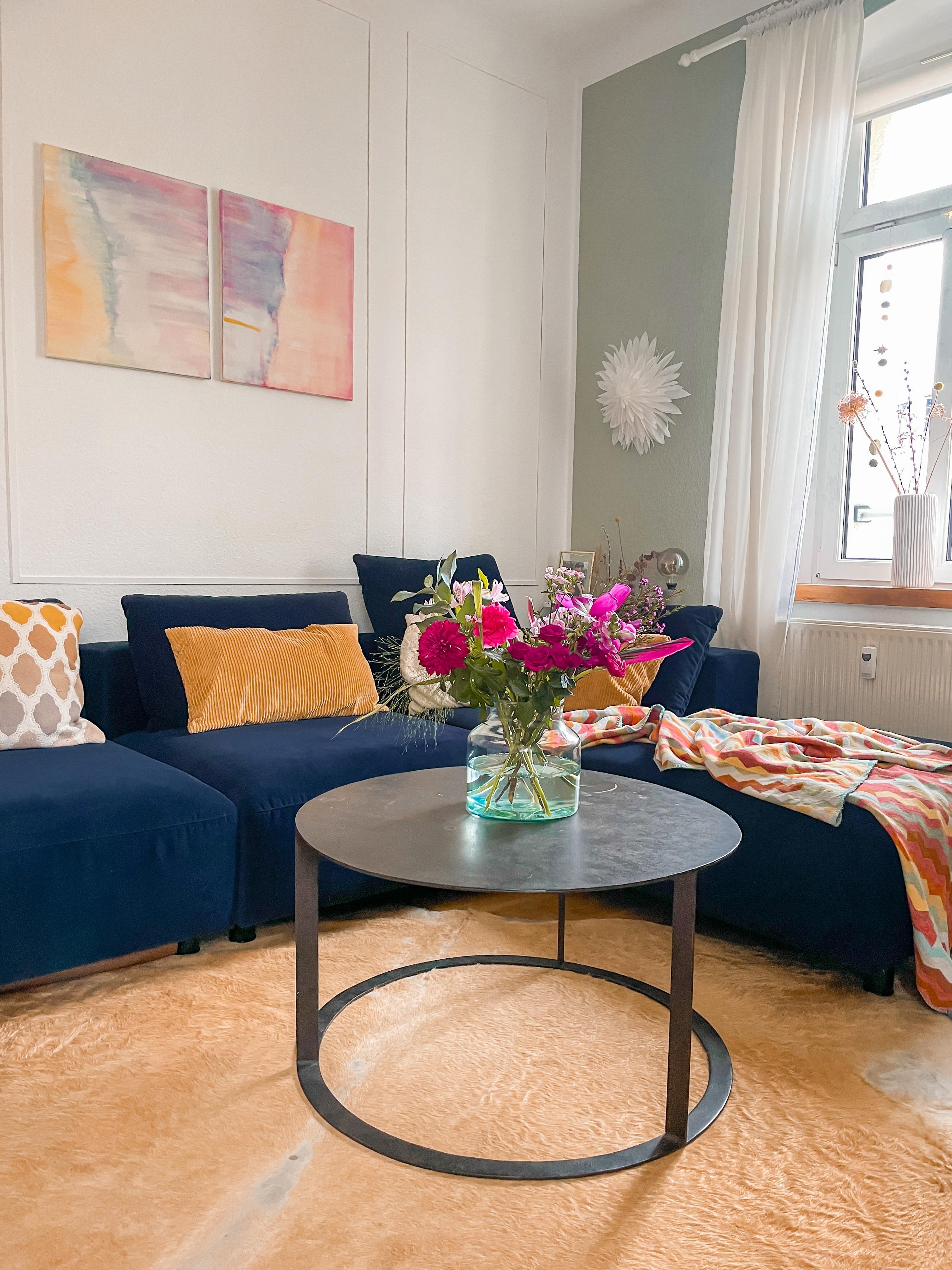 #sofasamstag #sofa #blau #schönerwohnenfarbe #harmonischesjadegrün #wohnzimmer #kunst #bilder #diy #blumen #flowers