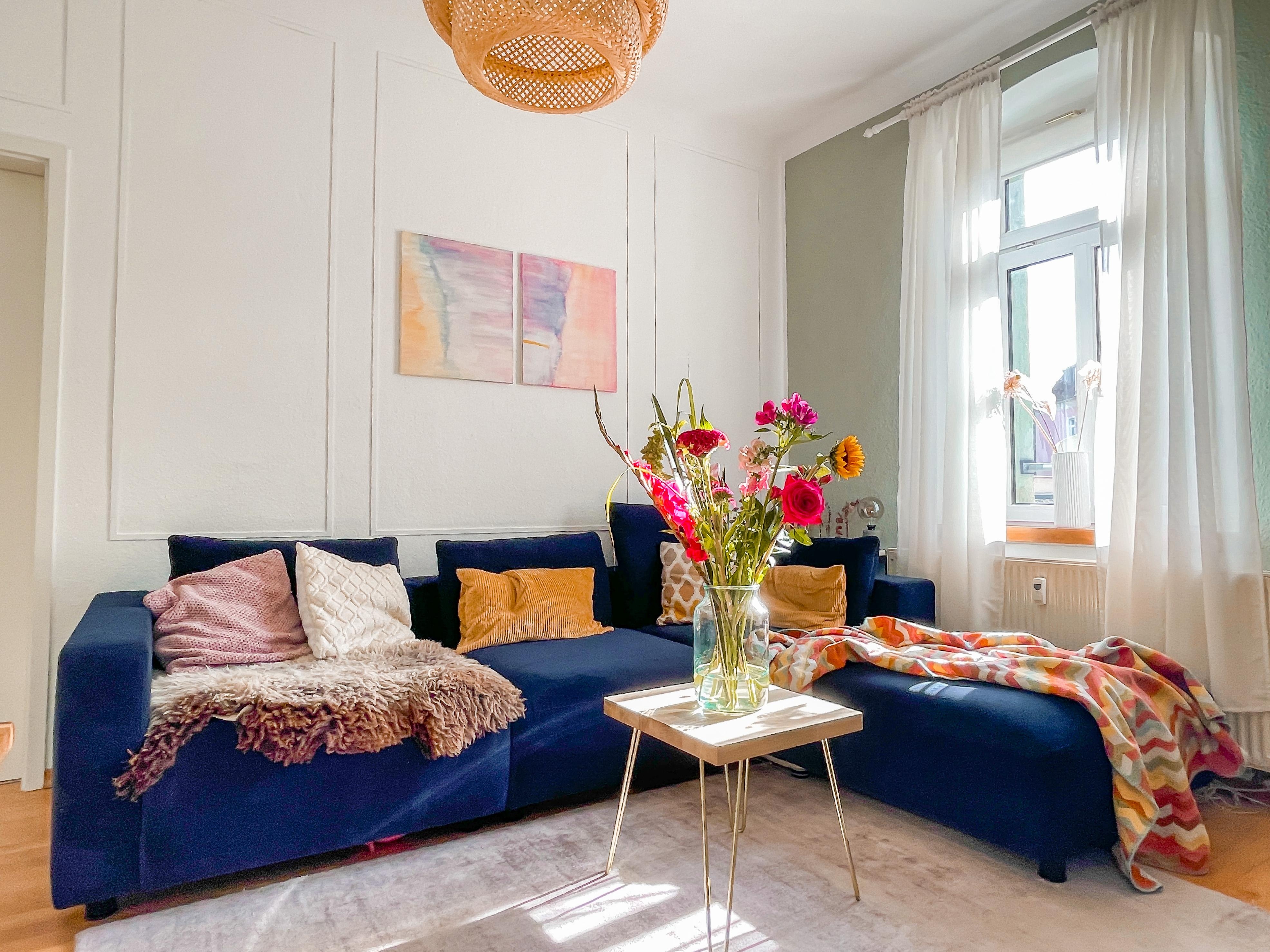 Sofasonntag 🧡 #couch #sofaliebe #wohnzimmer #livingroom #blumen #flowers 