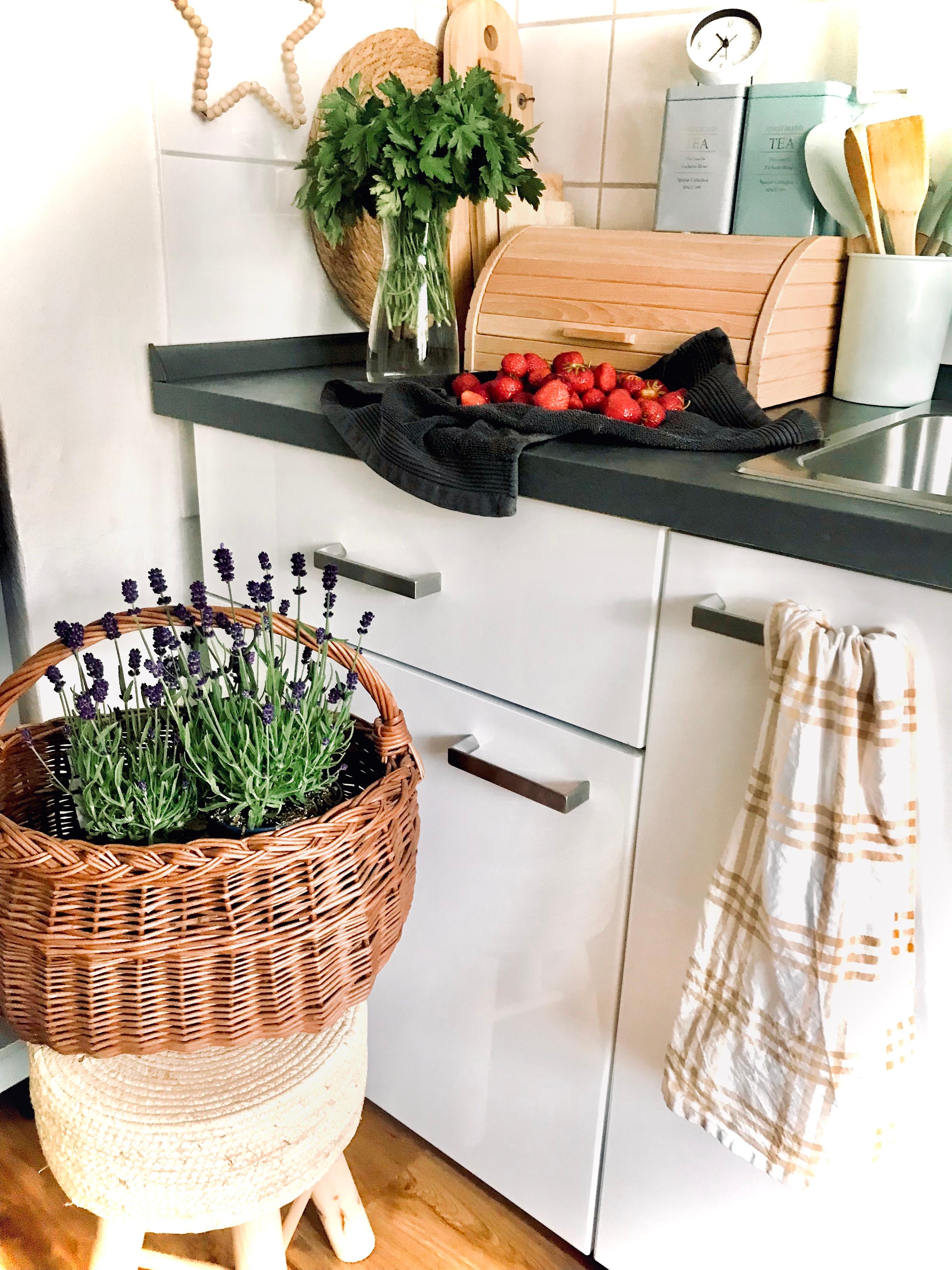 Sommeküche 🍓
#fresh #food #erdbeeren #lavendel #küche #hocker #korb #küchendetail #home 
