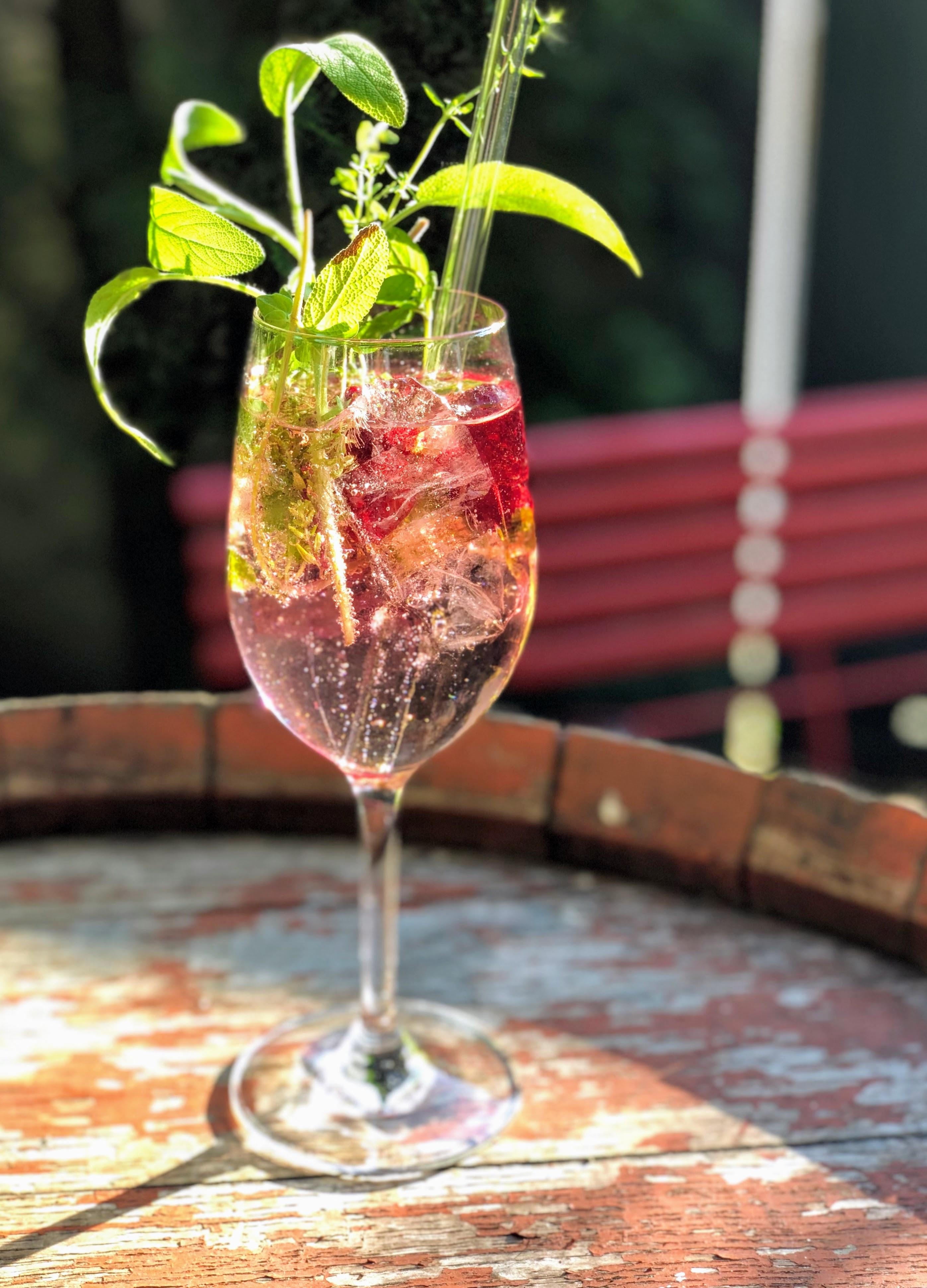 #sommer #gin #vintage #shabbychic #landhaustil #garten #terrasse #draußensein #beistelltisch 