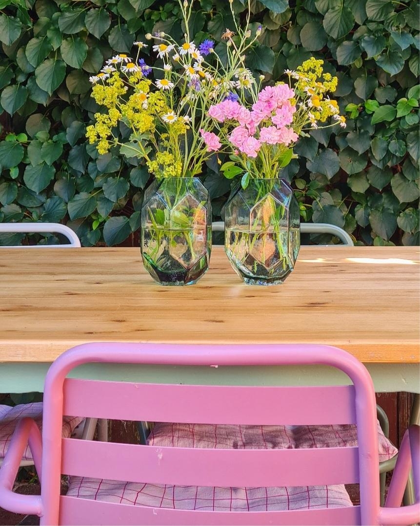 #Sommer #Pastellfarben #rosa #Gartenstuhl #Gartenstühle #Terrasse #Blumen #Vasen #farbenfroh 