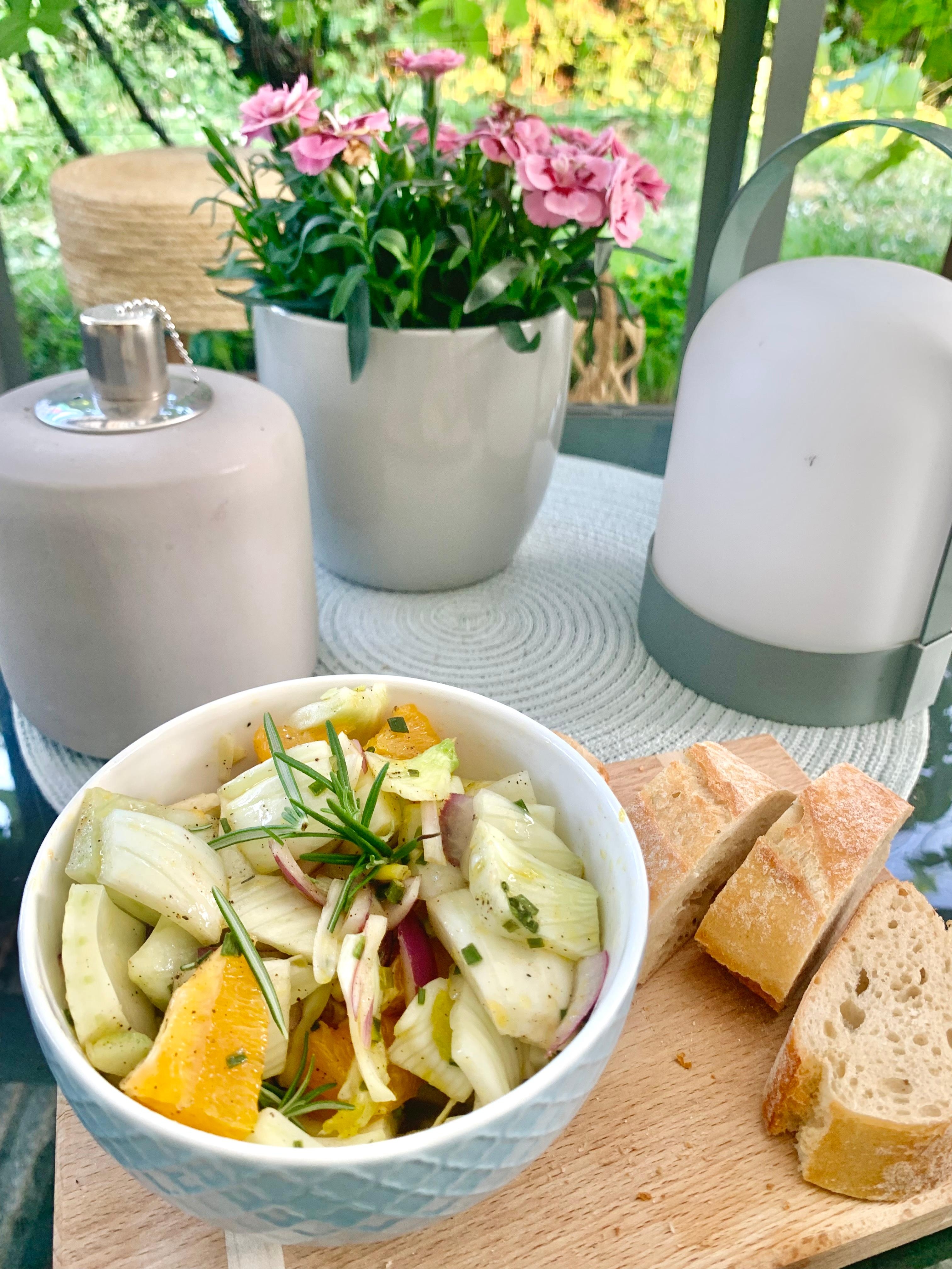 Sommer Salat 🍊

#fresh #food #sommer #essen #holzbret #tisch #flower #garten #outdoor 