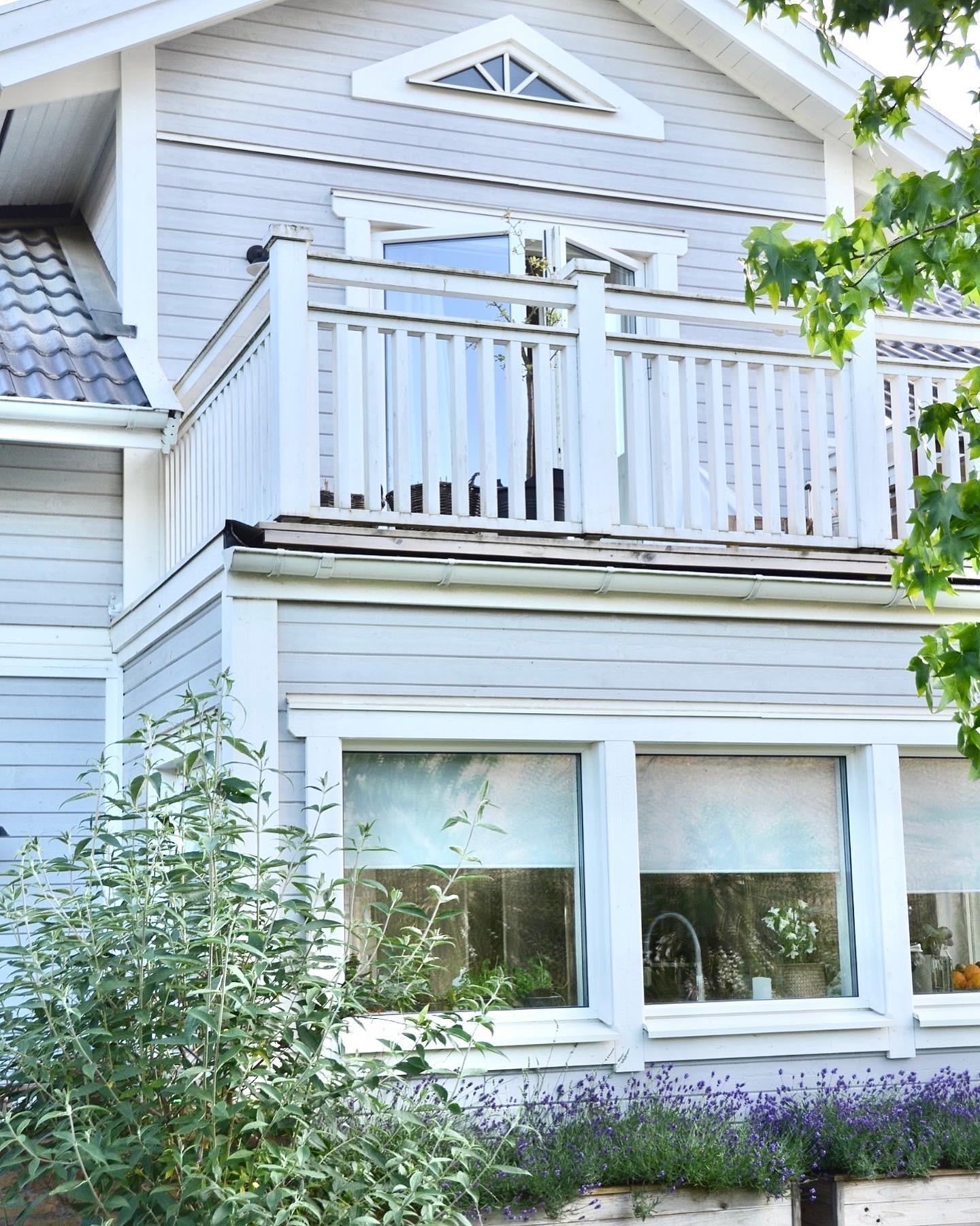 Sommer...🤍 #schwedenhaus #holzhaus #skandinavisch #garten #lavendel #balkon #sommer #flieder #sommergarten #zuhause