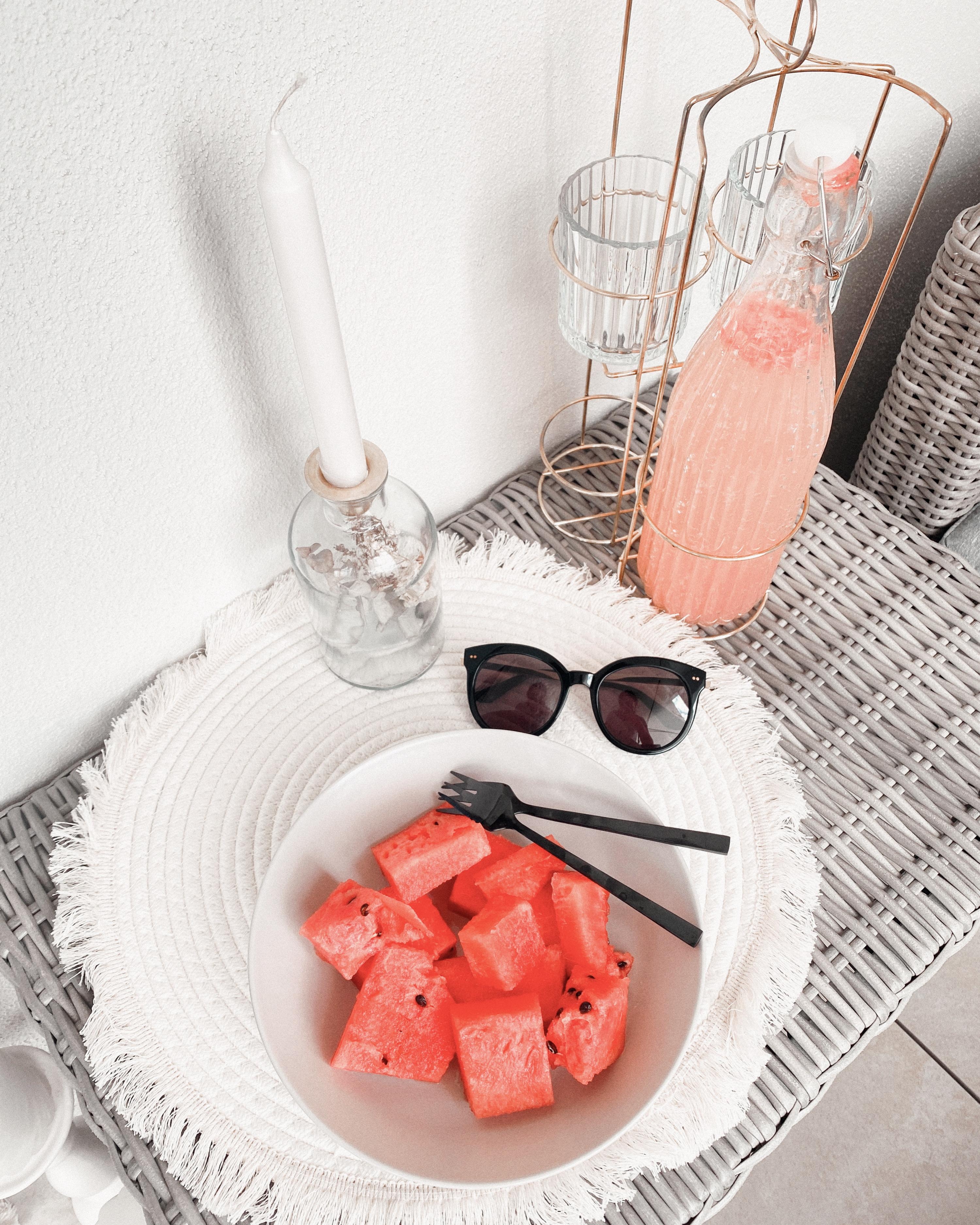 Sommer, Sonne, Melone 🍉 
#balkon#boho#snack#melone#sommer
