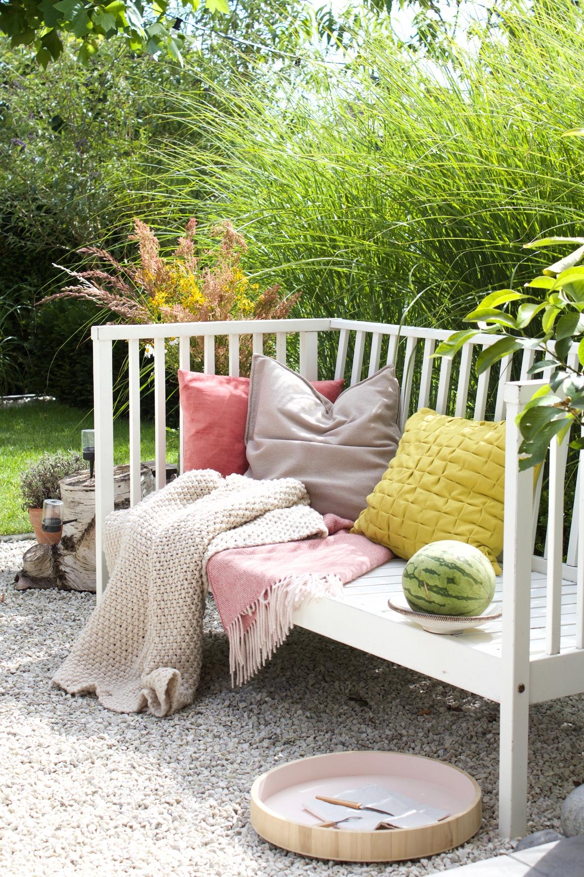 #Sommer #Terrasse mit #Kuscheldecke und frischer #Melone #chillen am #Nachmittag #balkondeko #sommerdeko #garten