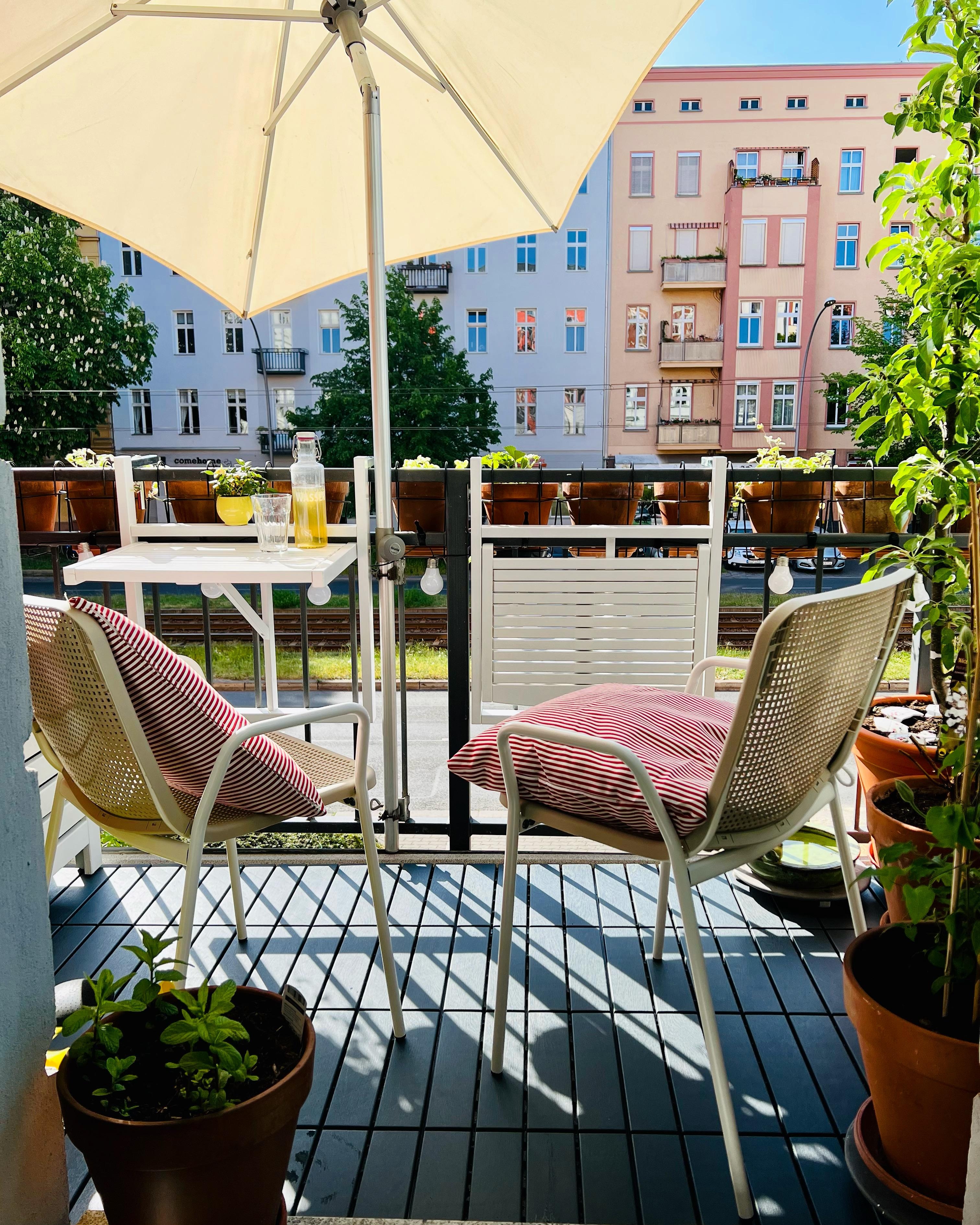 #sommer#balkon#interieur#sonnenschirm#balkonmöbel#pflanzen
