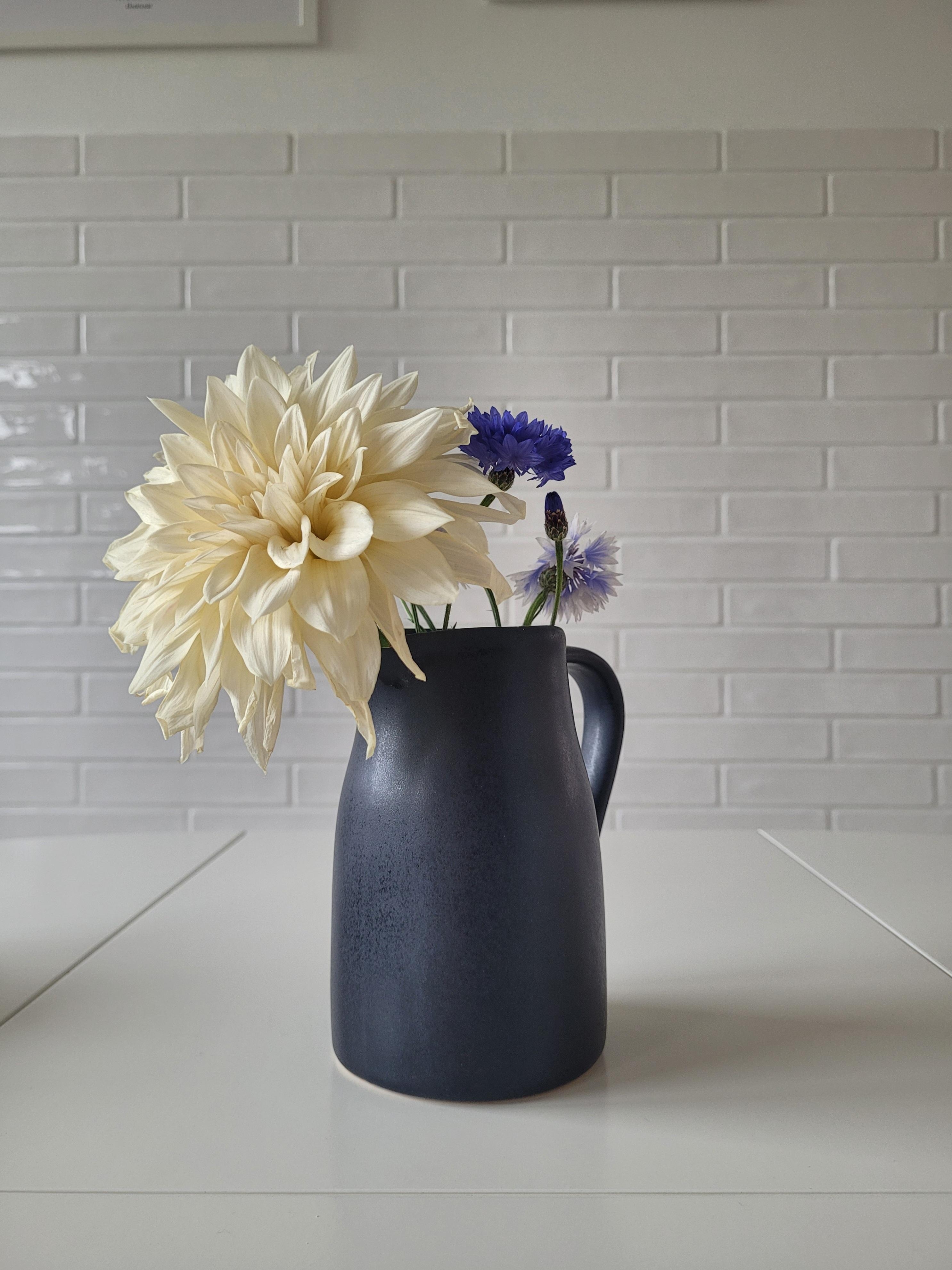 Sommerblumen 
#dahlien #sommerblumen #Tischdecke #küche #vase