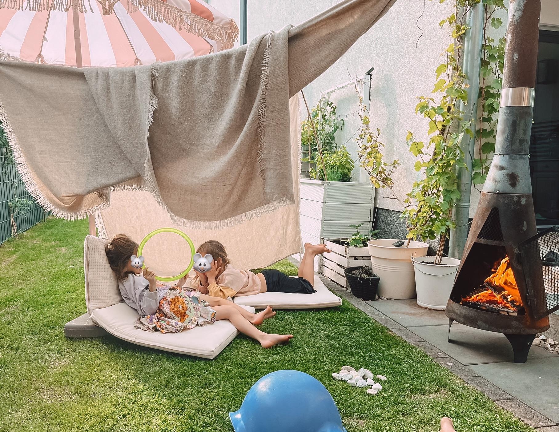 Sommerfeeling = Selbstgebaute Zelte, Abendfeuer und Marshmallows 🔥⛺️☀️#kleinaberfein #gartenliebe #gartenmitkindern #outdoorkamin #abendsonne #maximumentspannung #hochbe