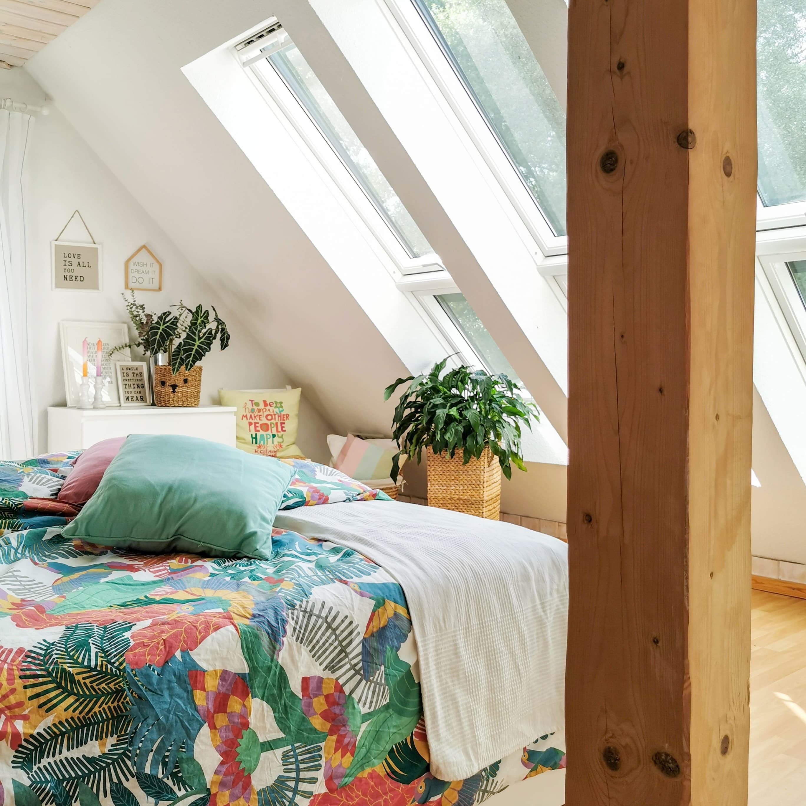 Sommerfeeling im #Schlafzimmer #bedroom #dachfenster #tropicalfeeling #summervibes #urbanjungle 