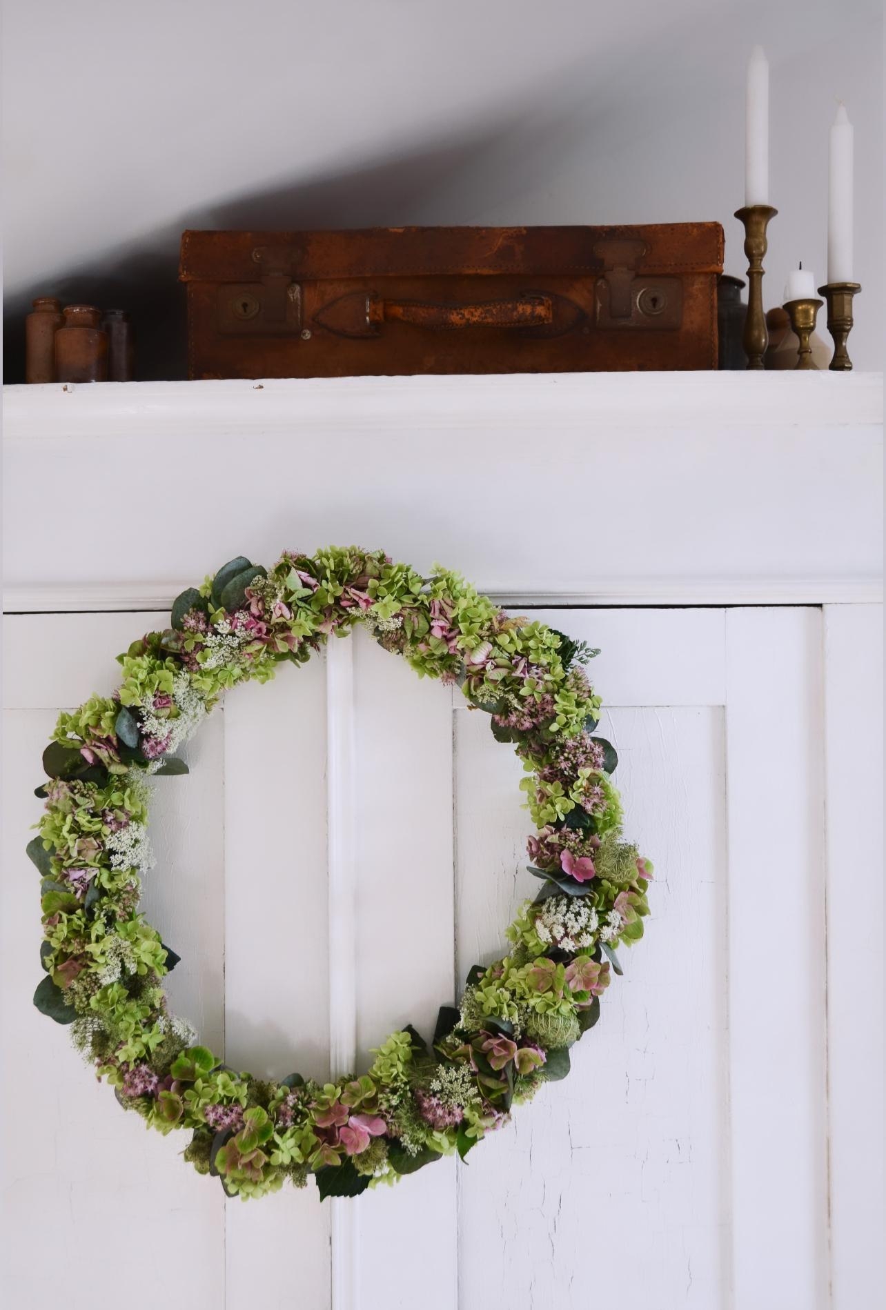 Sommerkränzchen...🤍 #sommerkranz #kranzliebe #vintagehome #altbauliebe #skandinavischwohnen #alterschrank #vintagedeko #sommerblumen #sommertage #hortensienkranz 