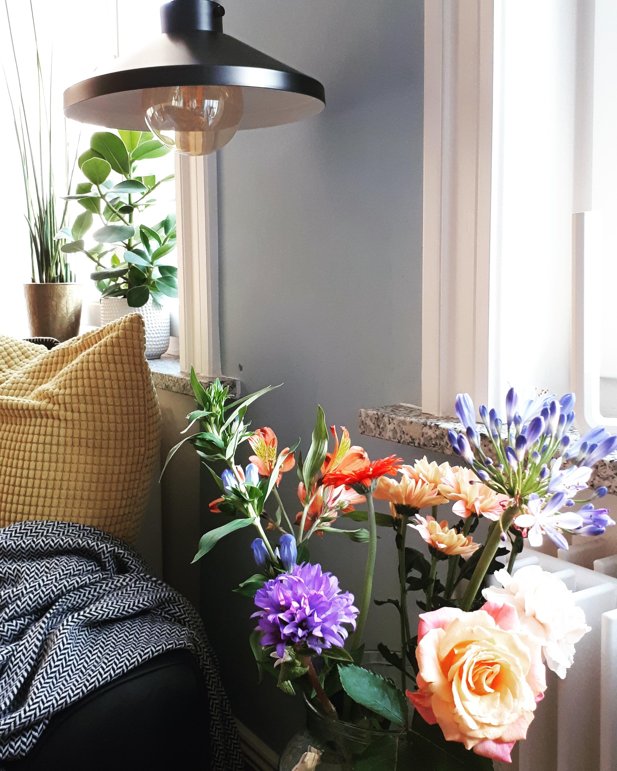 Sommerlich im Wohnzimmer! #bunt #blumen #altbau #couch #blauewand