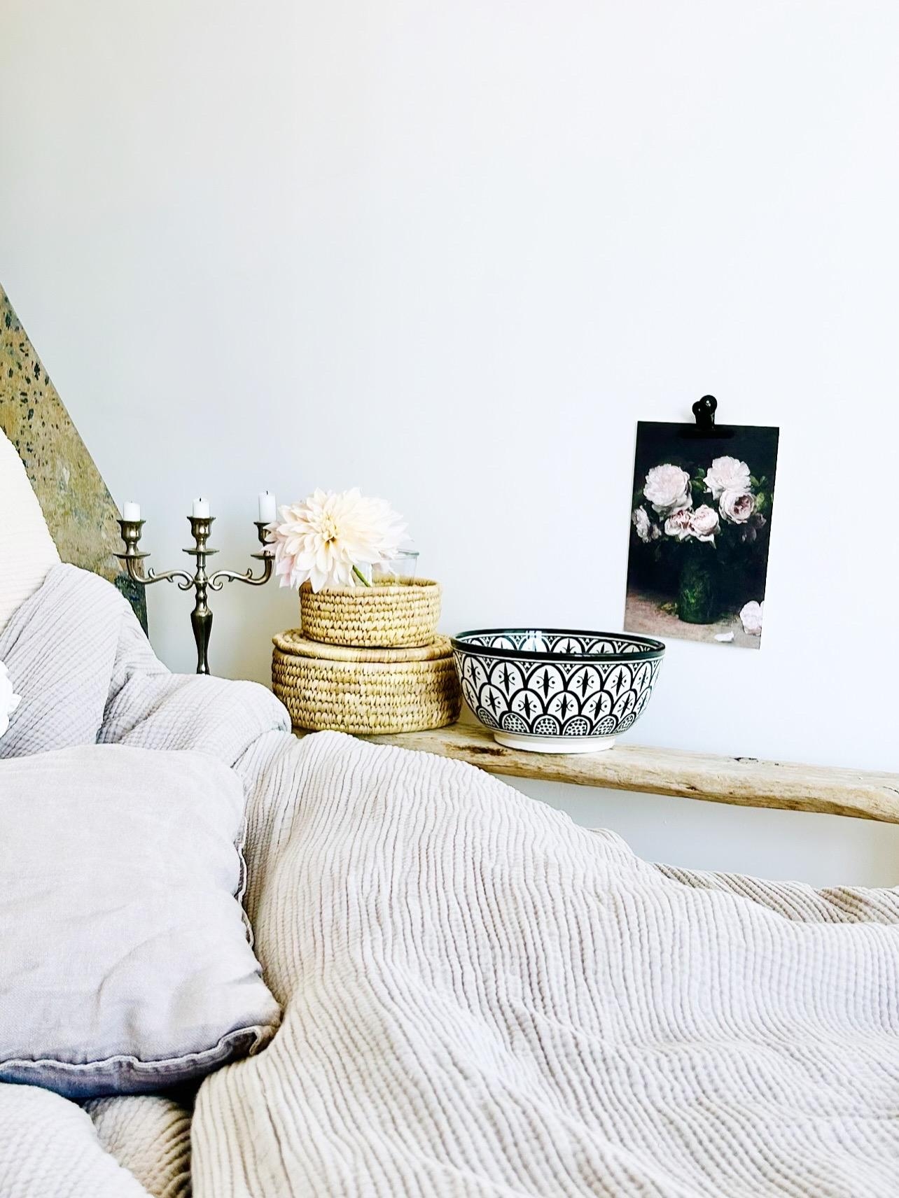 Sommerschlafzimmer 🤍 #schlafzimmer #sommer #sommerblumen #dahlien #keramik #altbauliebe #musselin #vintagedeko #vibtahe #skandinavisch 