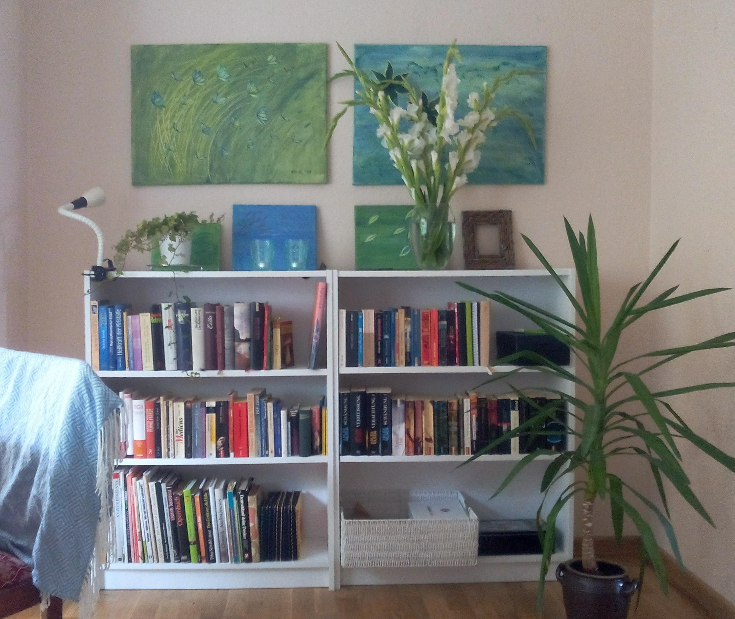 Sommerwand neu gestaltet. Zwei neue Regale, ein paar Bilder gemalt, etwas Deko und fertig ist das neue Wohngefühl.