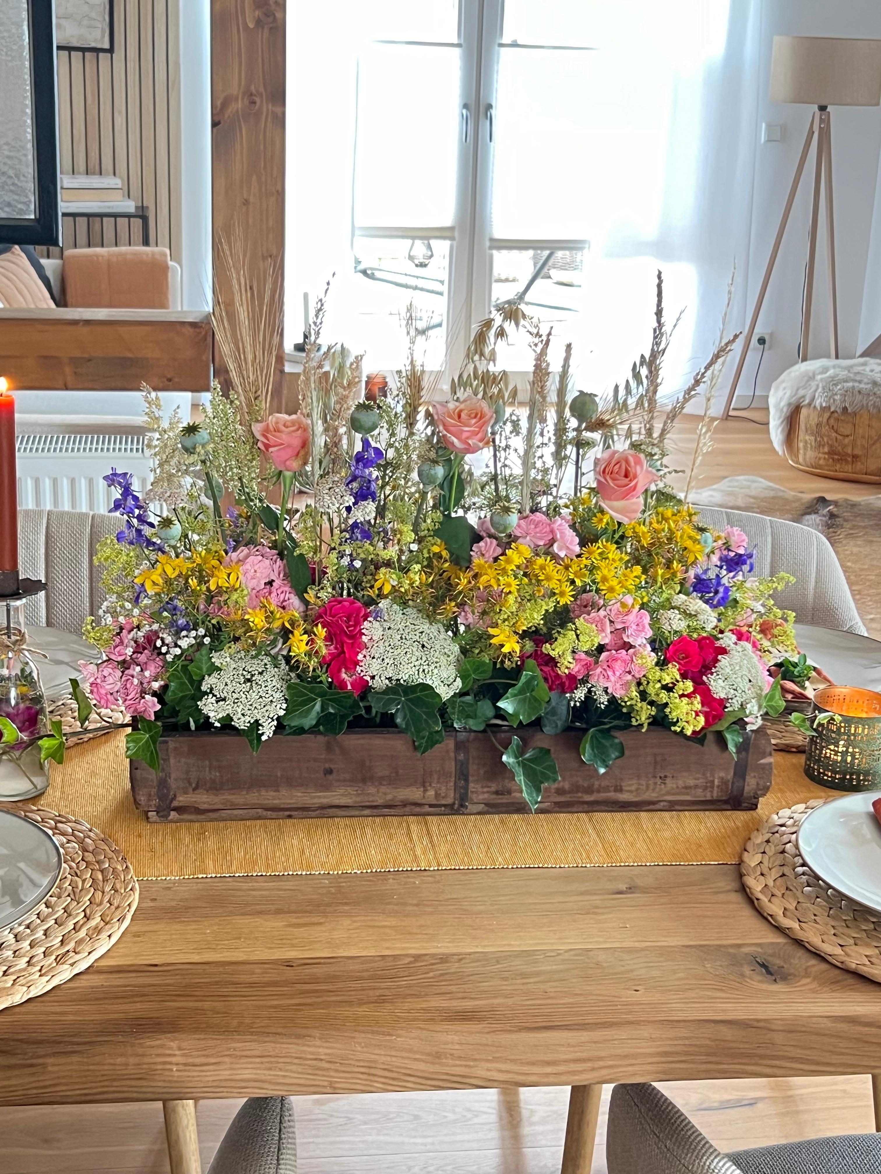 Sommerwiese für den Tisch 🌼
#sommer #tischdeko #flowers #wiedenblumen #ziegelform