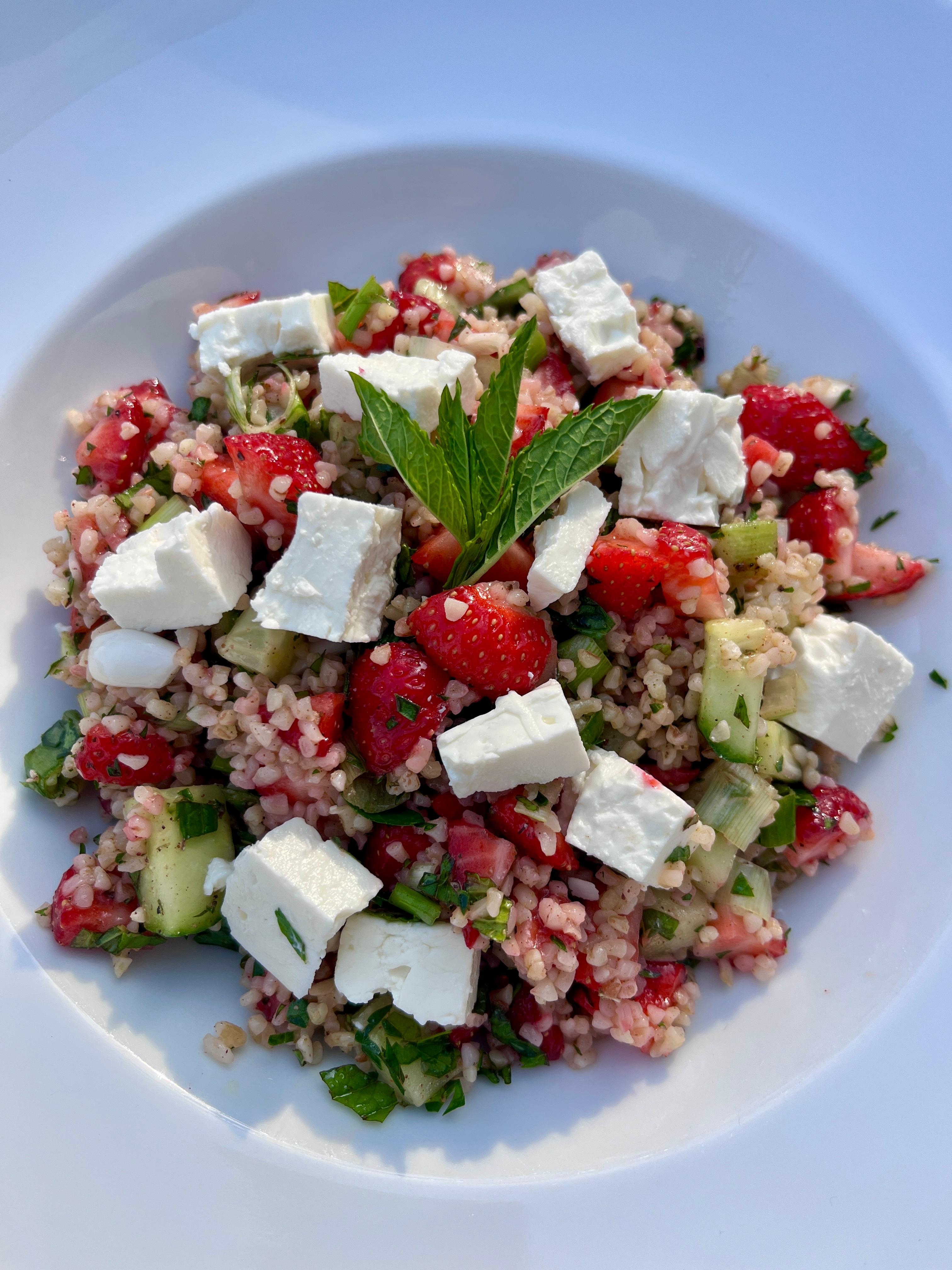 Sommerzeit, Erdbeerzeit, Salatzeit ☀️🍓😋 Der Erdbeer-Bulgur-Salat mit Feta und viel frischer Minze und Petersilie ist perfekt an heißen Tagen #lecker #erdbeeren #salat 