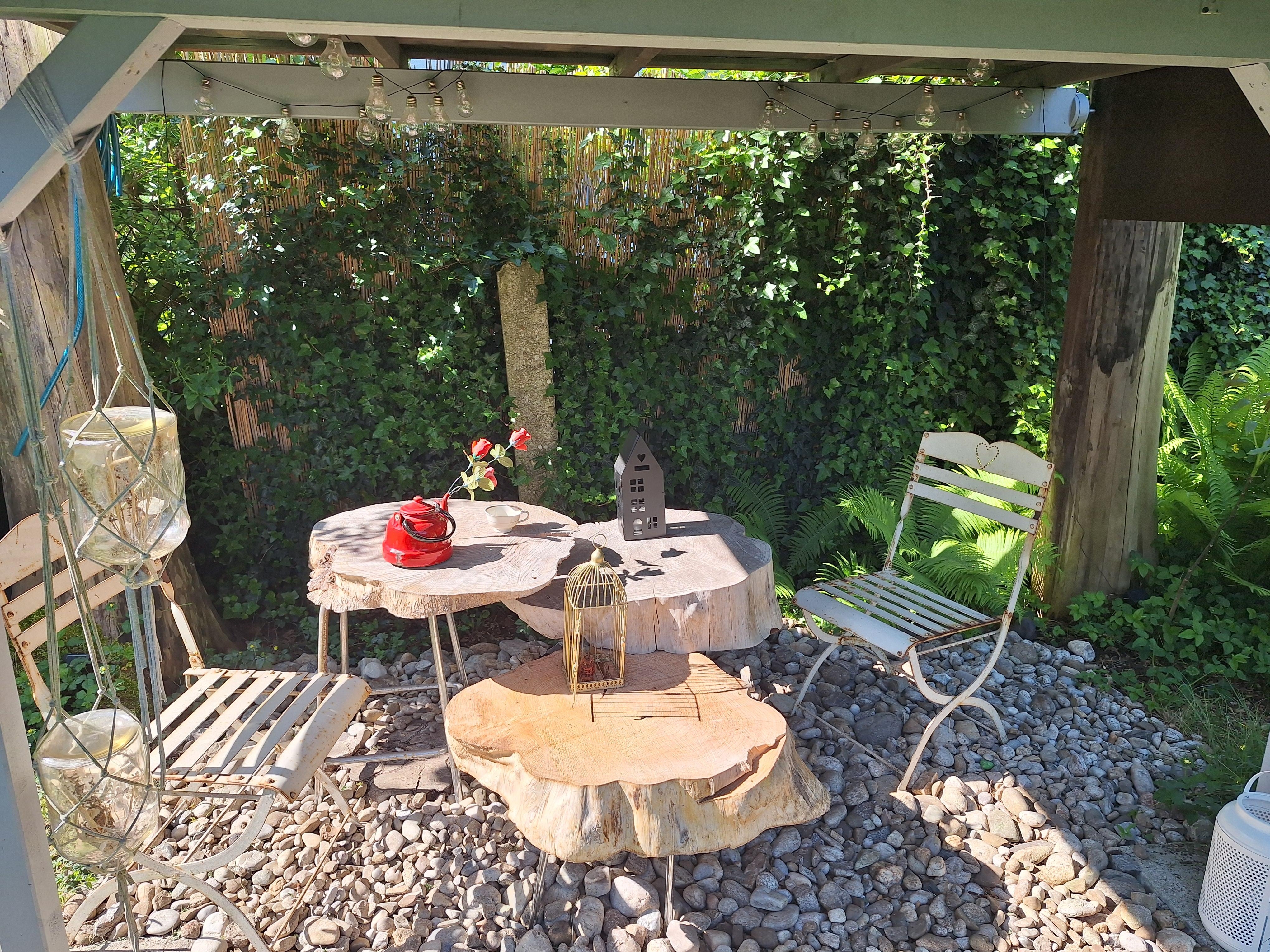 .Sonne oder Schatten.
.Ich mag diesen Ort...
#Gartenhaus #Baumhaus #unterdemHaus #Sitzecke #Baumscheiben #Tisch #Upcycling #steinigerBoden #steinreich