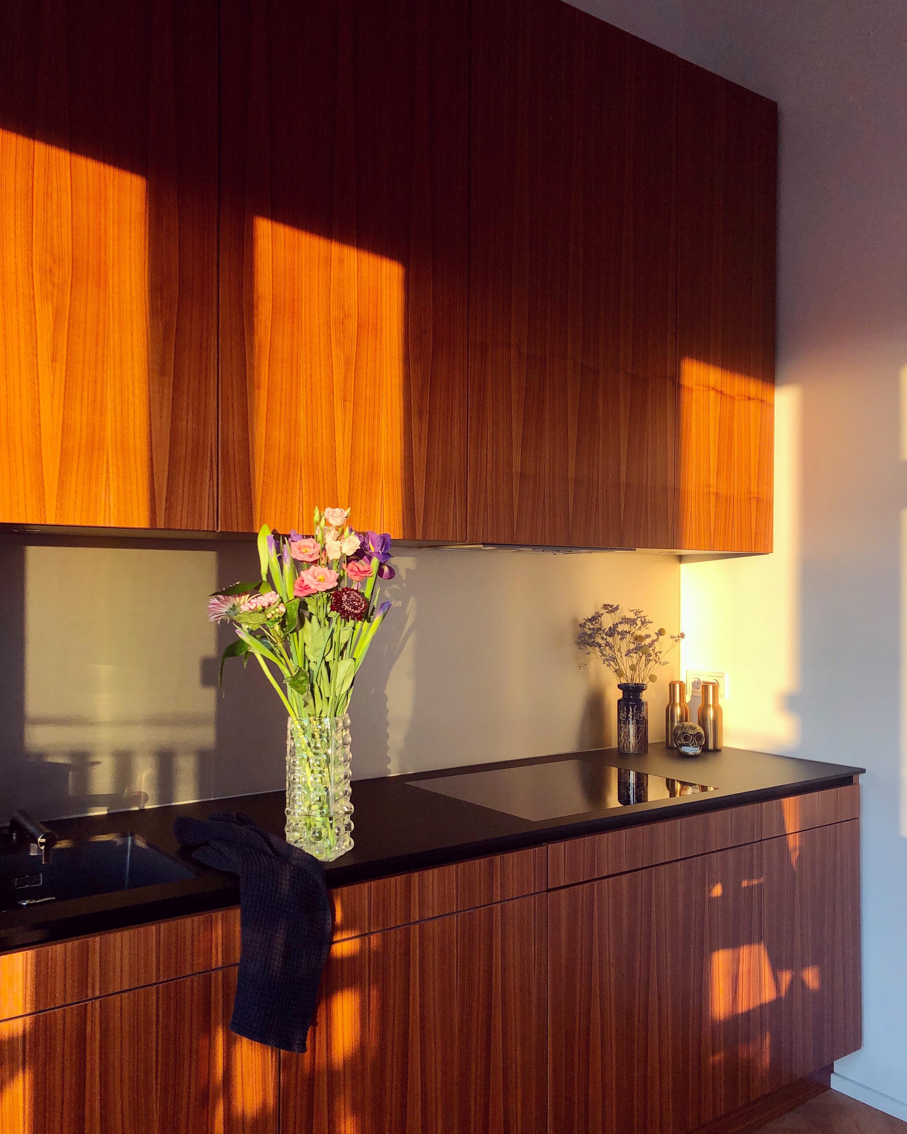 Sonne und Blumen, was will man mehr? 💐☀️ #küche #vasenliebe #blumendeko