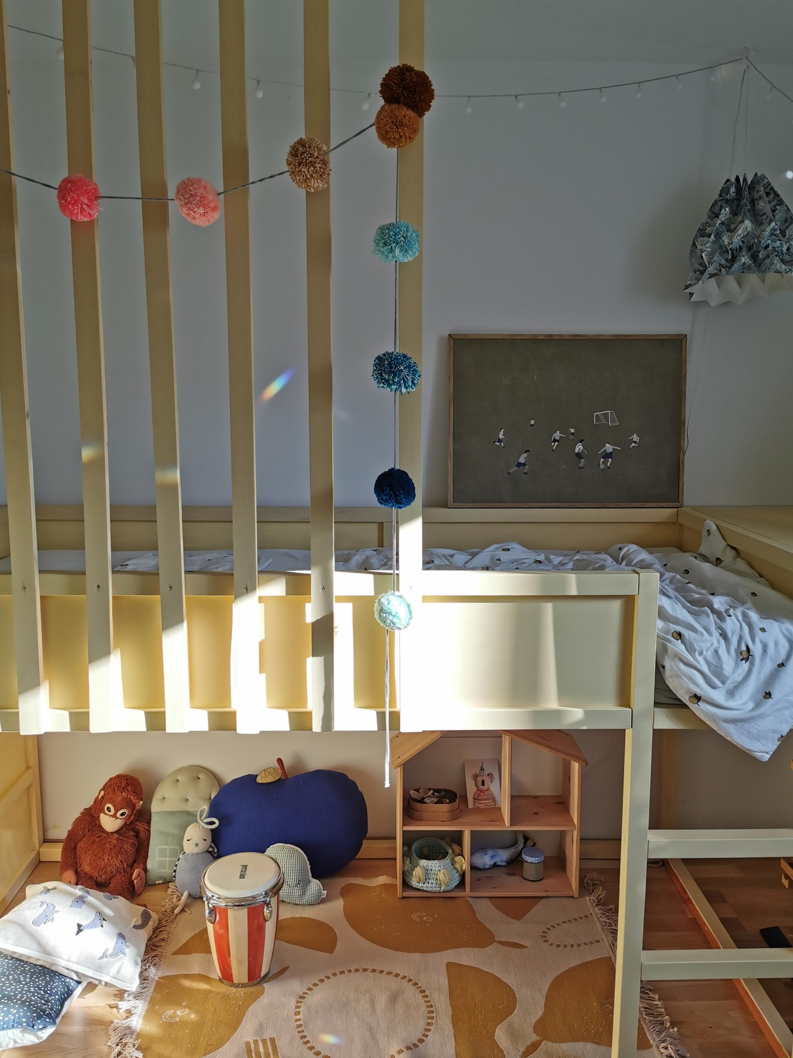 Sonne und Regenbogenpunkte im Kinderzimmer.
#sonne #kinderzimmer #spielzeug #bett #gelb #regenbogen