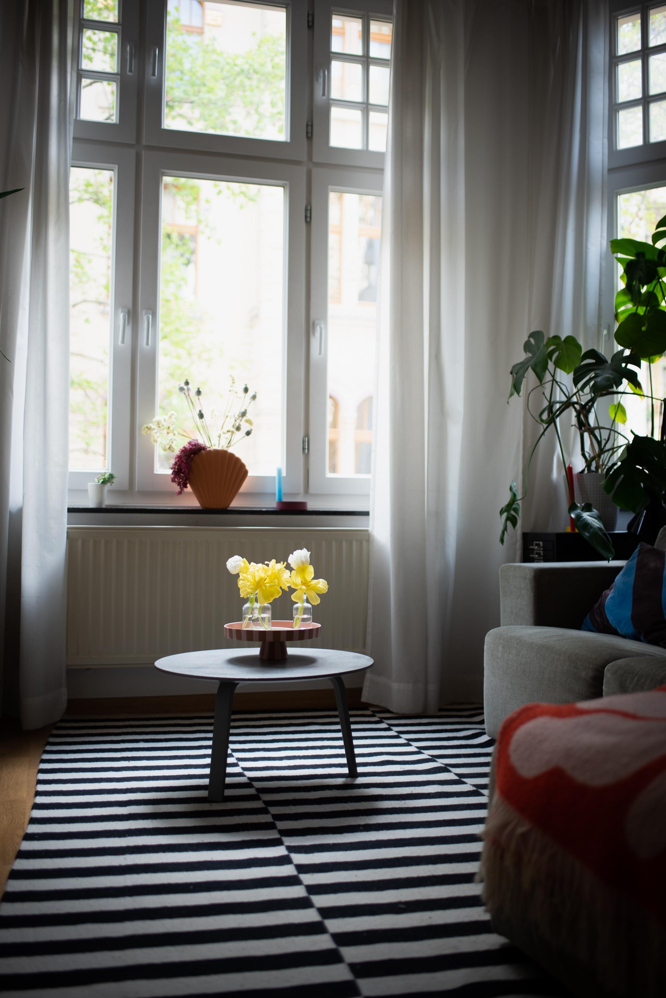 Sonne, wo bist du??? #interior #wohnzimmer #tulpen #wohnzimmertisch #dekoration #deco #interiorinspo #altbau