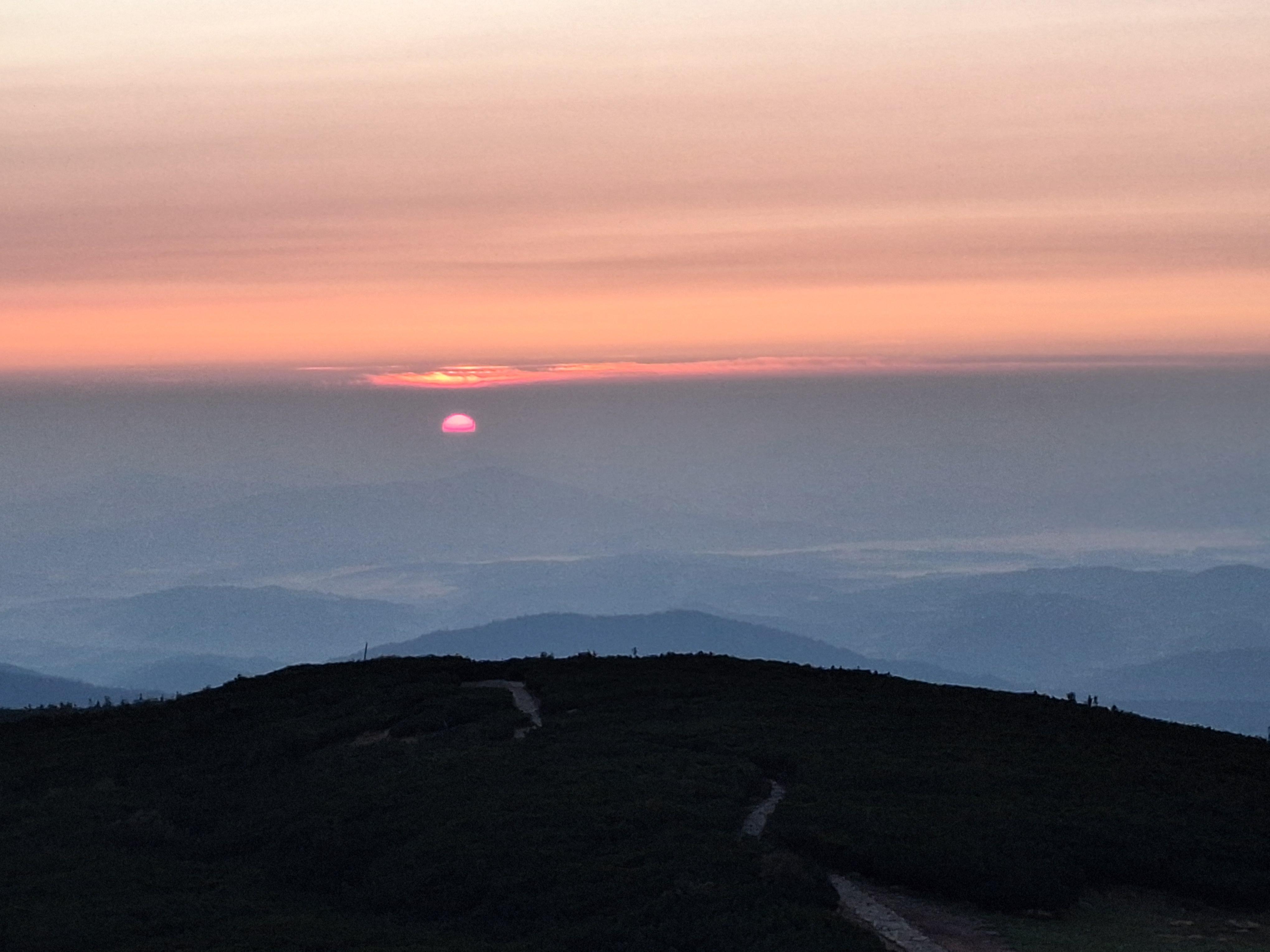 SONNENAUFGANG
#sonnenaufgang #Sonne #Magiederfrühenstunde #Urlaub #aktiveerholung #Beskid #Babiagora #Nationalpark #wandern