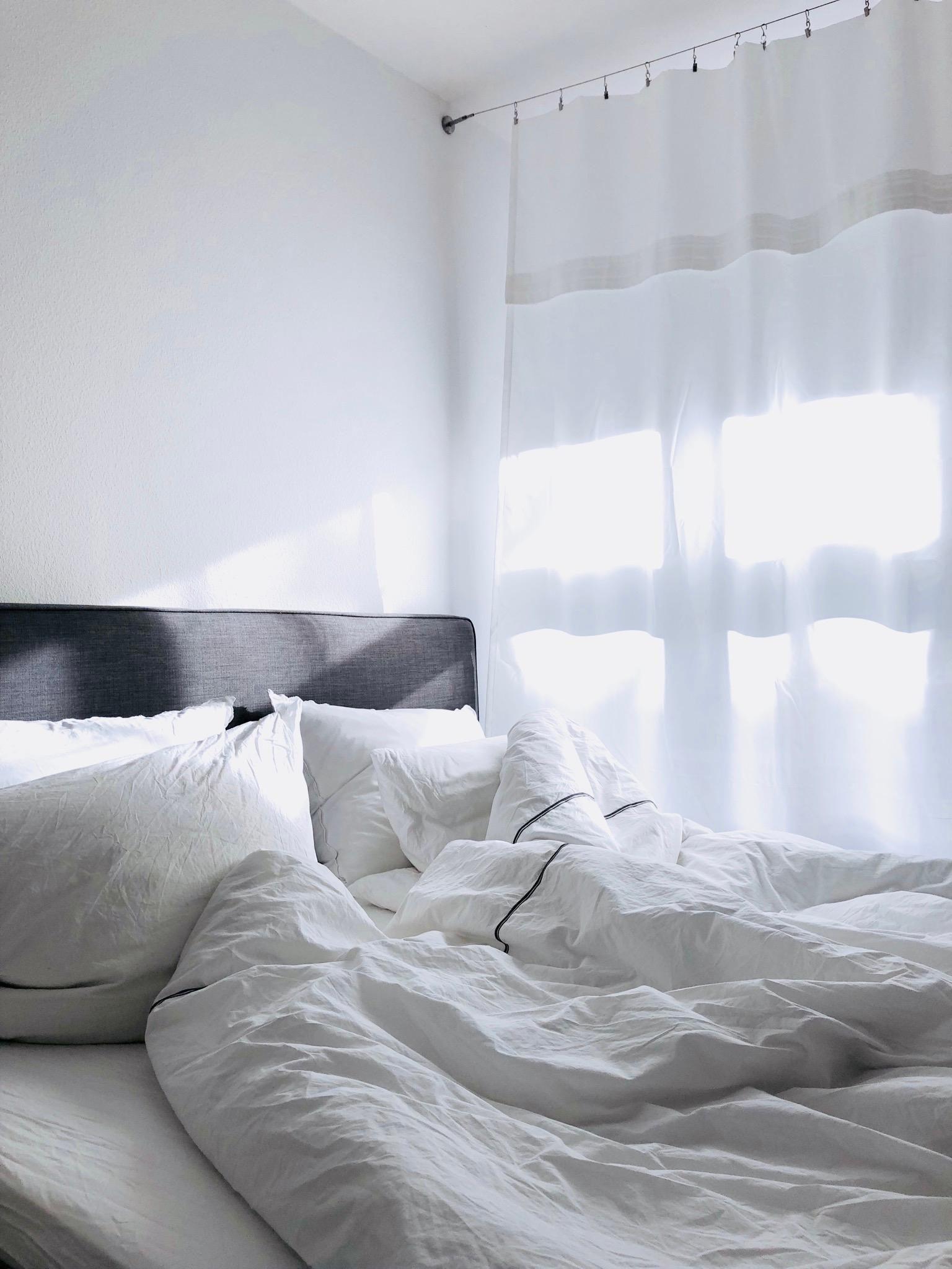 Sonnenbesuch! #hygge #bedroom #whiteliving #scandinavianstyle #interior #greylover #homeinspiration #sunlight #ikea  